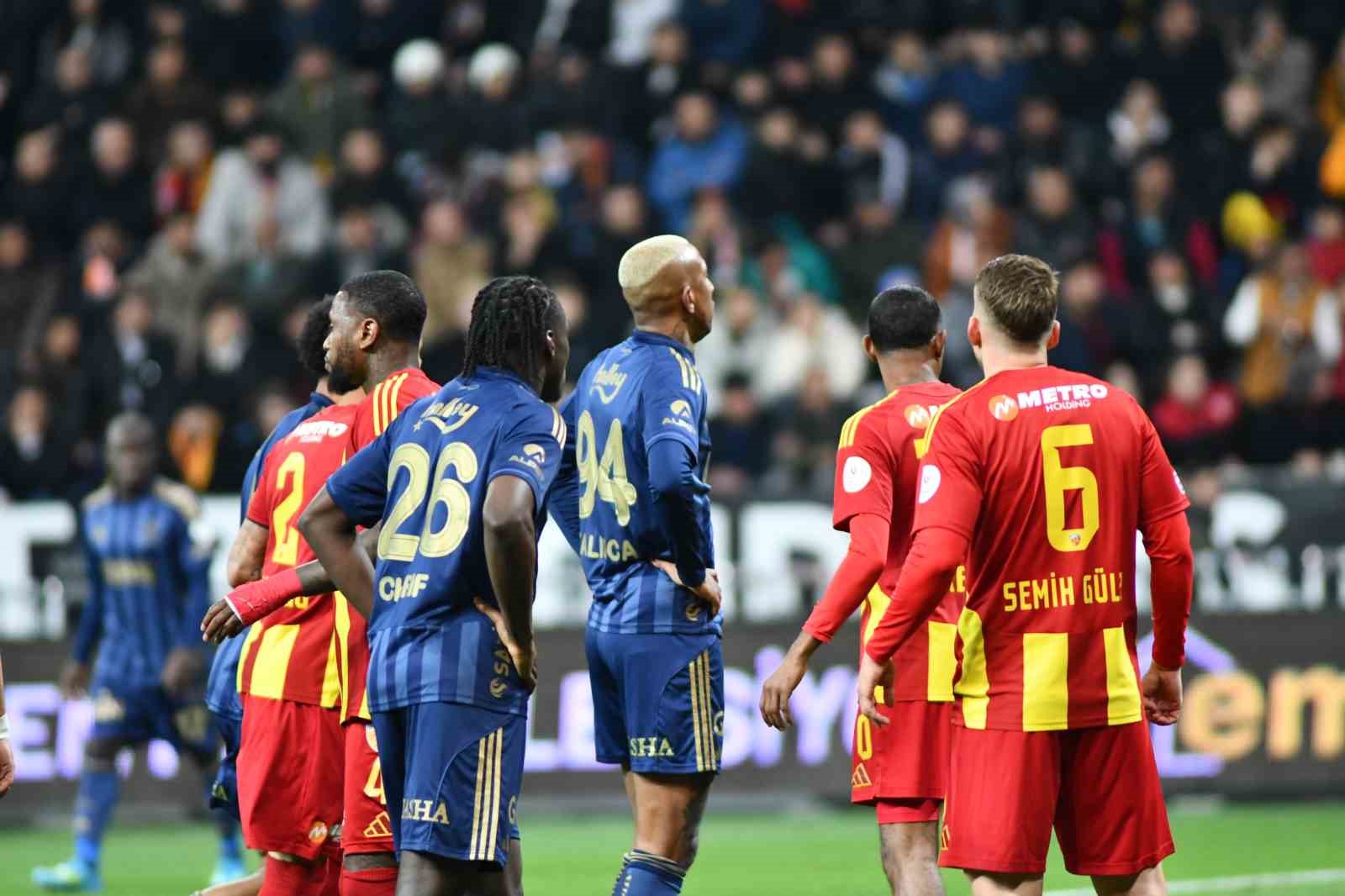 Trendyol Süper Lig: Kayserispor: 0 - Fenerbahçe: 1 (İlk yarı)

