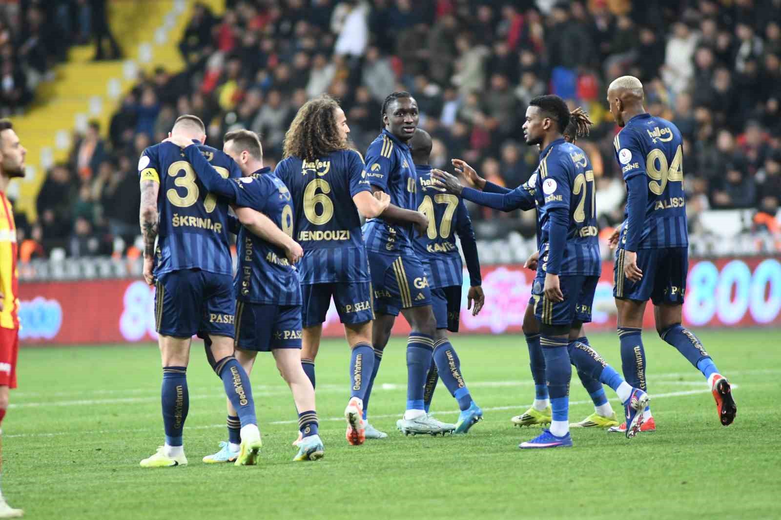 Trendyol Süper Lig: Kayserispor: 0 - Fenerbahçe: 1 (İlk yarı)
