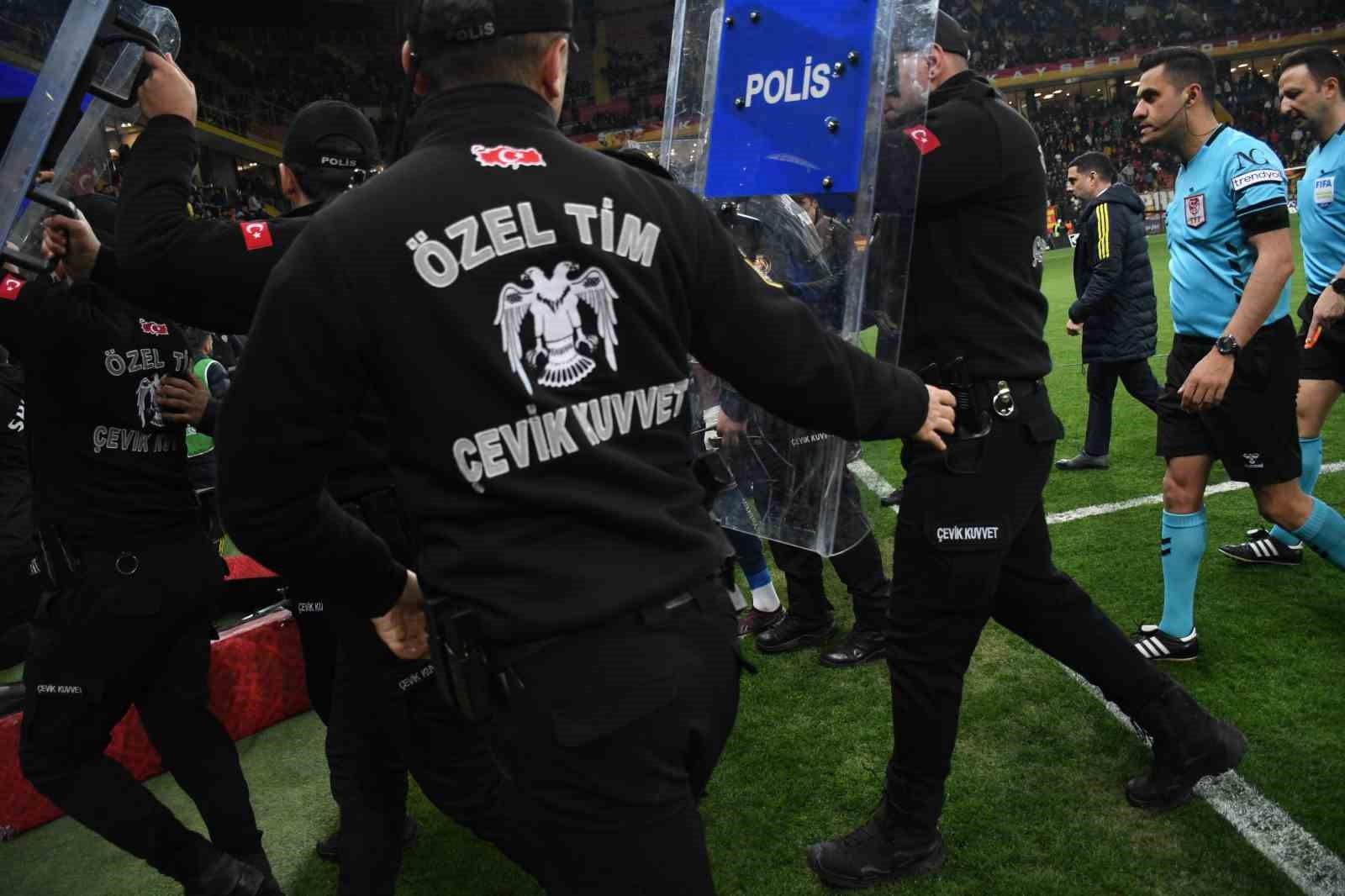 Trendyol Süper Lig: Kayserispor: 0 - Fenerbahçe: 1 (İlk yarı)
