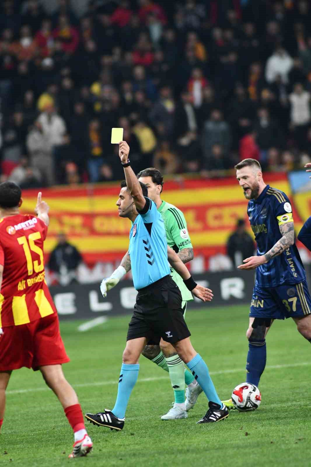 Trendyol Süper Lig: Kayserispor: 0 - Fenerbahçe: 1 (İlk yarı)
