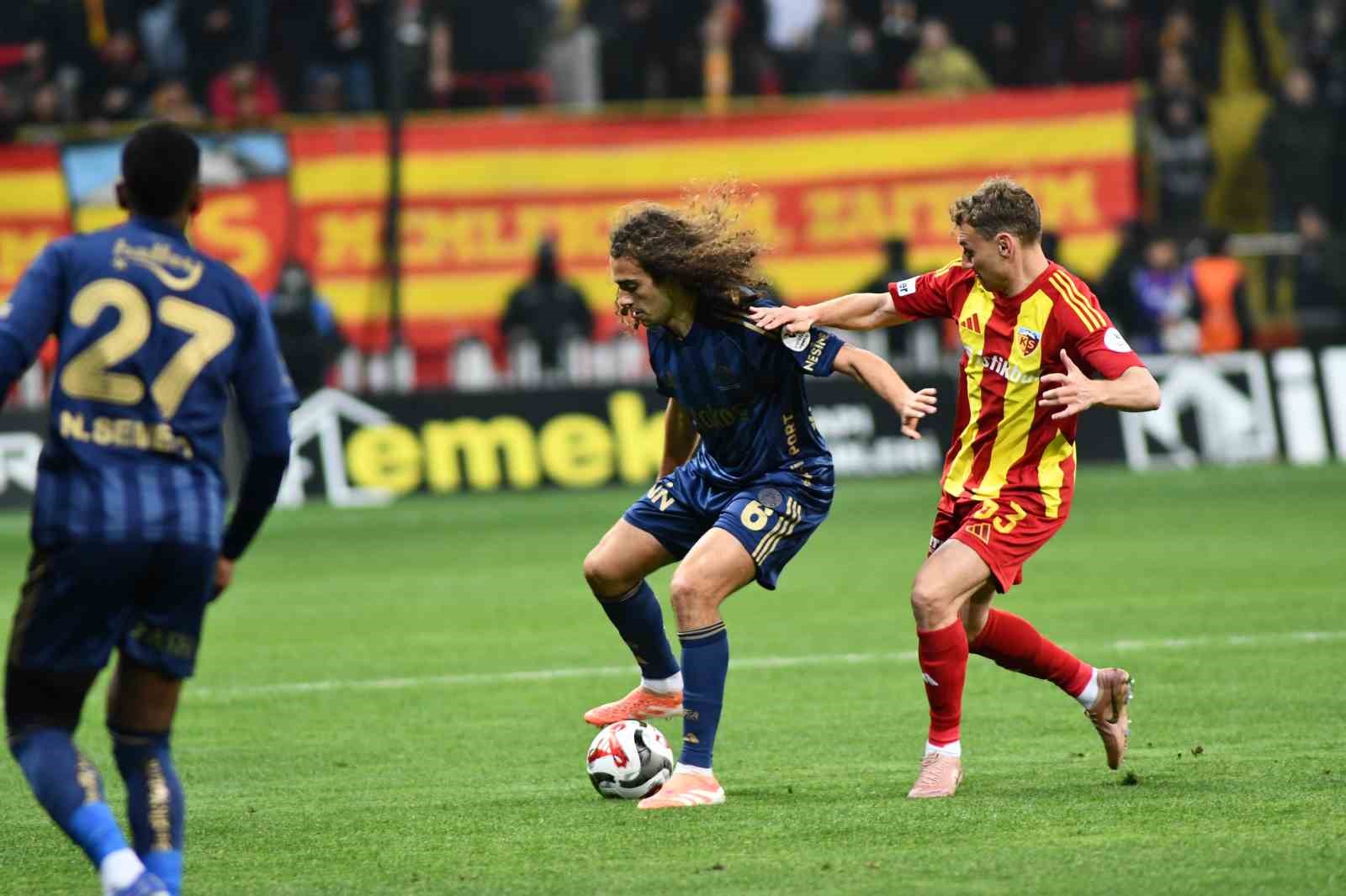 Trendyol Süper Lig: Kayserispor: 0 - Fenerbahçe: 1 (İlk yarı)
