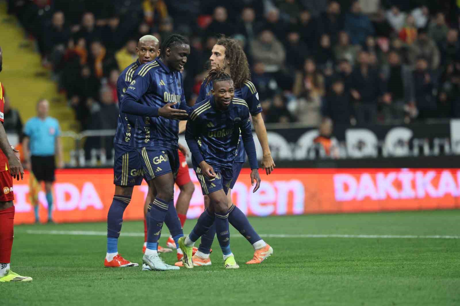 Trendyol Süper Lig: Kayserispor: 0 - Fenerbahçe: 4 (Maç sonucu)
Trendyol Süper Lig: Kayserispor: 0 - Fenerbahçe: 4 (Maç sonucu)