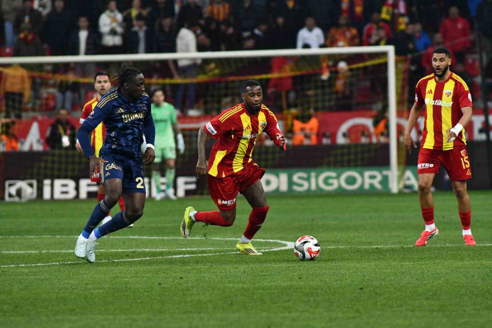 Trendyol Süper Lig: Kayserispor: 0 - Fenerbahçe: 4 (Maç sonucu)
Trendyol Süper Lig: Kayserispor: 0 - Fenerbahçe: 4 (Maç sonucu)