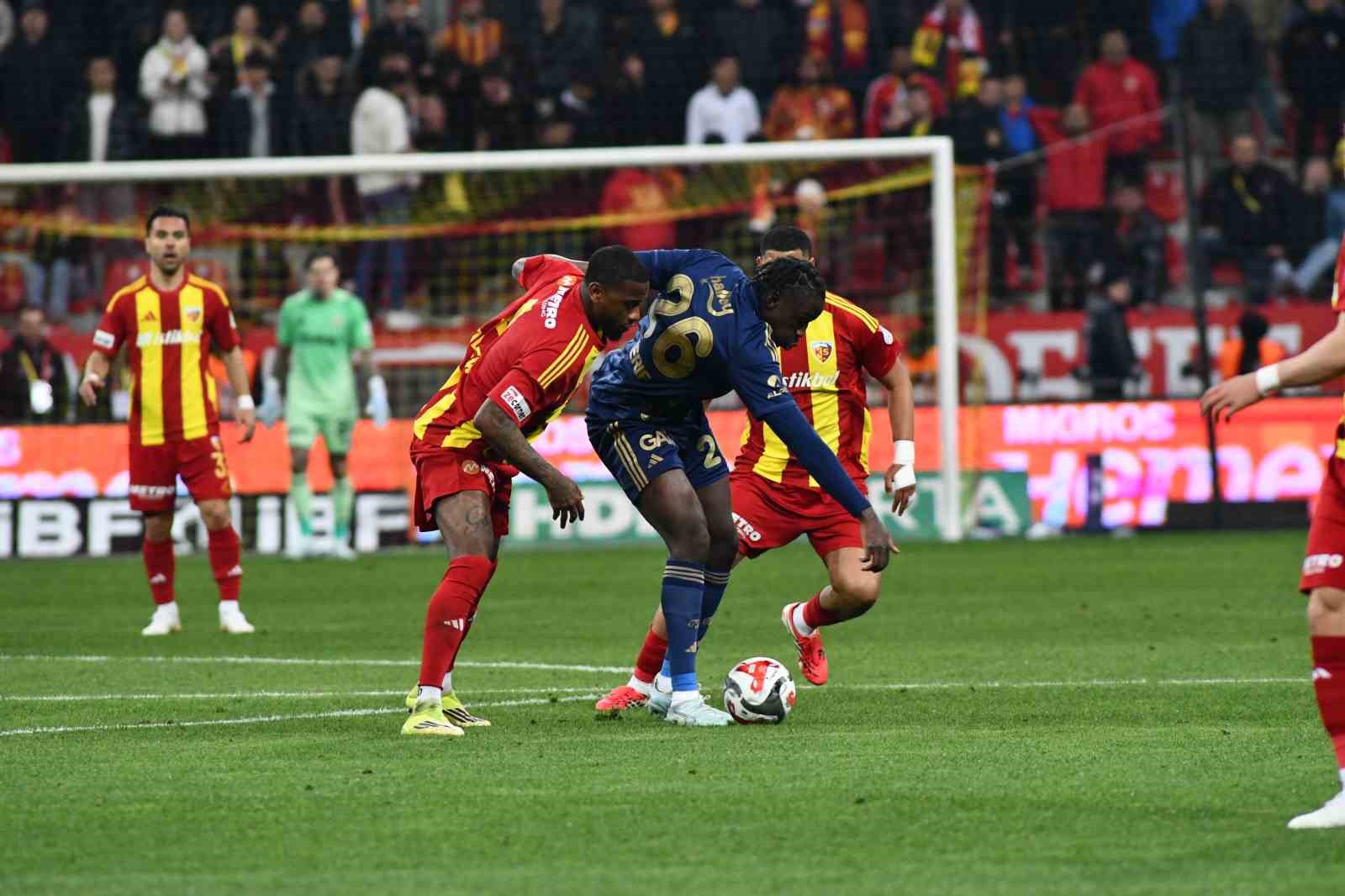 Trendyol Süper Lig: Kayserispor: 0 - Fenerbahçe: 4 (Maç sonucu)
Trendyol Süper Lig: Kayserispor: 0 - Fenerbahçe: 4 (Maç sonucu)