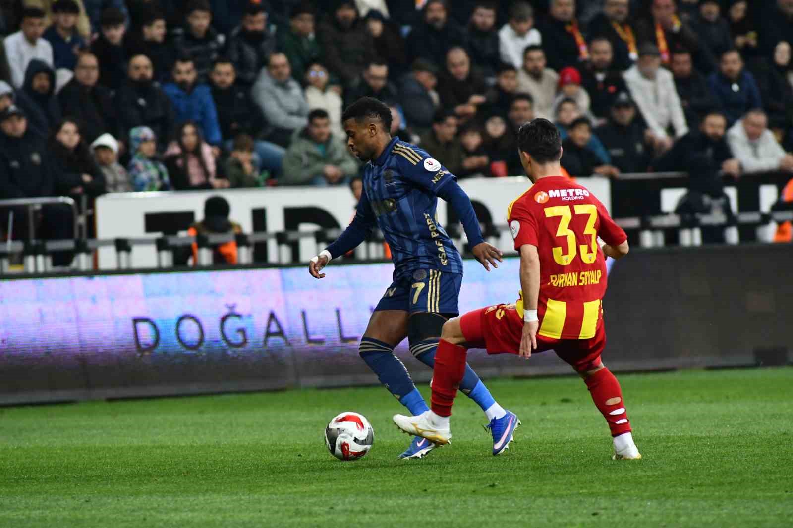 Trendyol Süper Lig: Kayserispor: 0 - Fenerbahçe: 4 (Maç sonucu)
Trendyol Süper Lig: Kayserispor: 0 - Fenerbahçe: 4 (Maç sonucu)