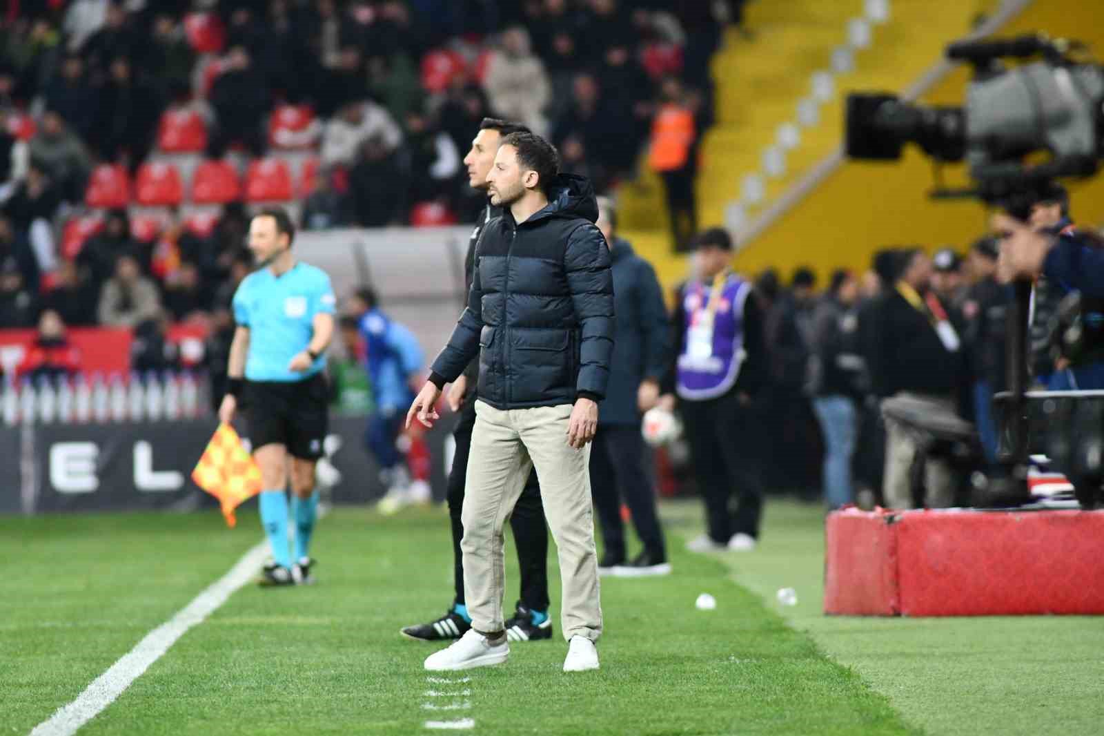 Trendyol Süper Lig: Kayserispor: 0 - Fenerbahçe: 4 (Maç sonucu)
Trendyol Süper Lig: Kayserispor: 0 - Fenerbahçe: 4 (Maç sonucu)