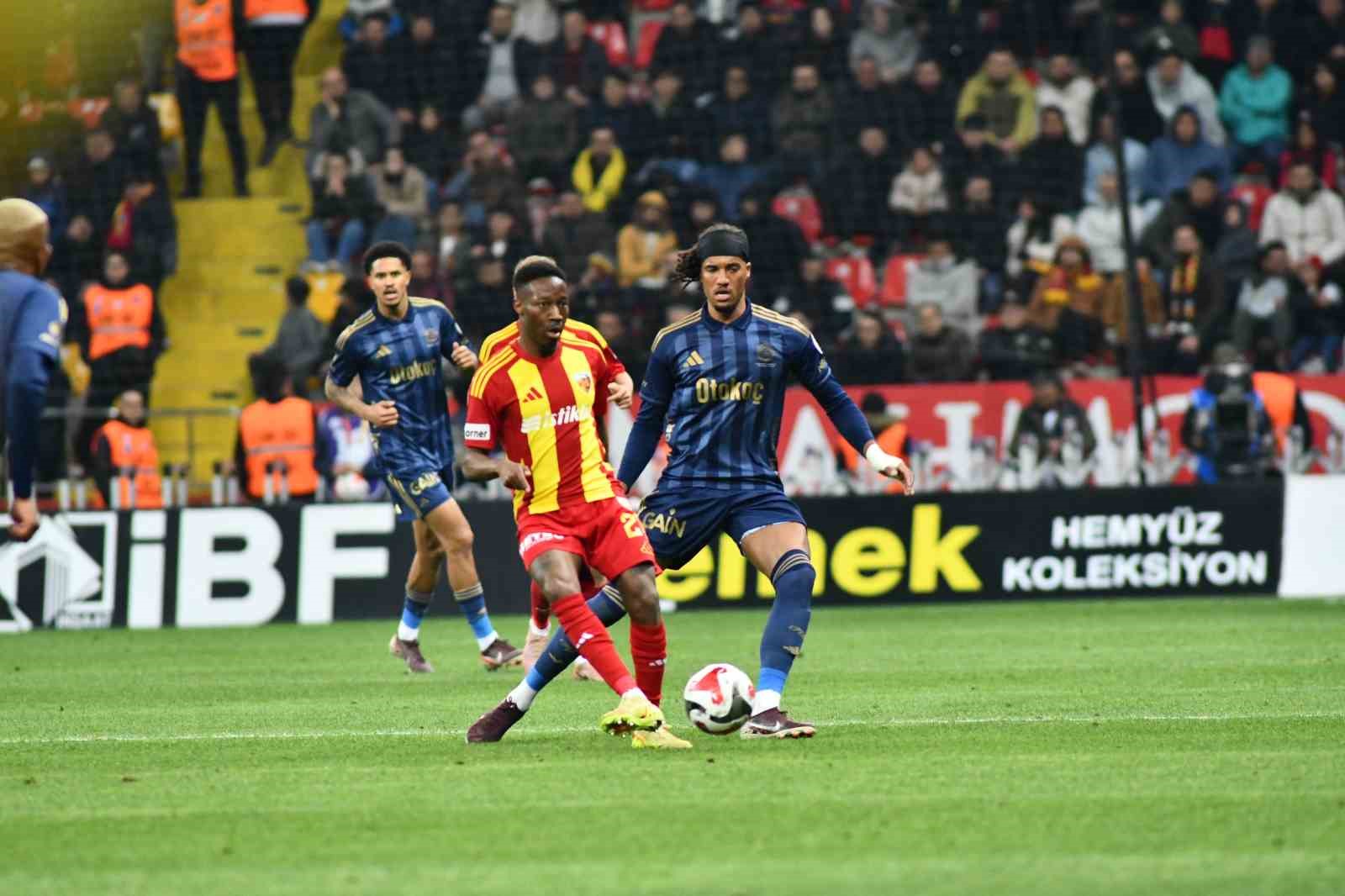 Trendyol Süper Lig: Kayserispor: 0 - Fenerbahçe: 4 (Maç sonucu)
Trendyol Süper Lig: Kayserispor: 0 - Fenerbahçe: 4 (Maç sonucu)