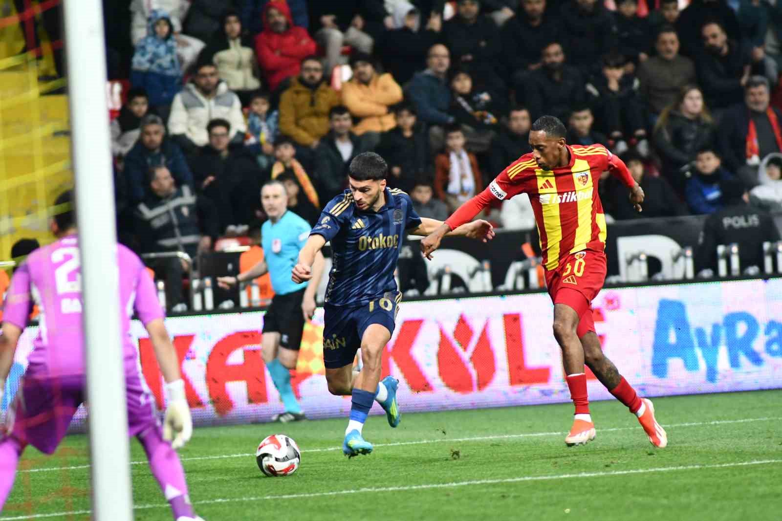 Trendyol Süper Lig: Kayserispor: 0 - Fenerbahçe: 4 (Maç sonucu)
Trendyol Süper Lig: Kayserispor: 0 - Fenerbahçe: 4 (Maç sonucu)