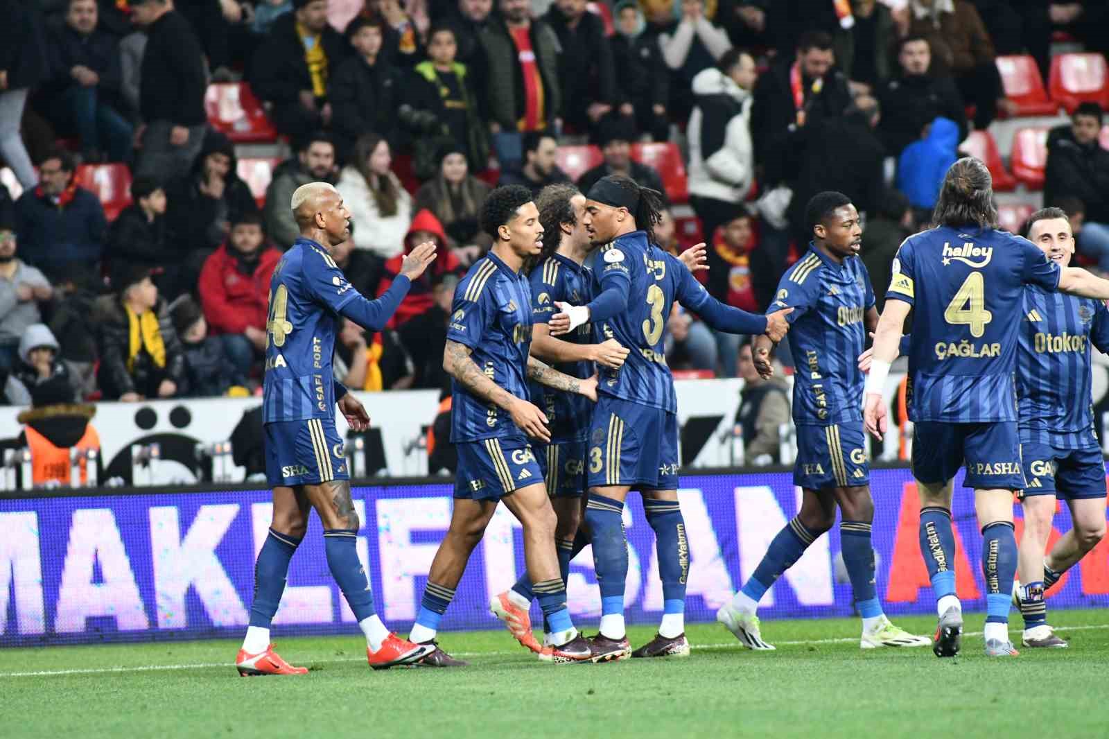 Trendyol Süper Lig: Kayserispor: 0 - Fenerbahçe: 4 (Maç sonucu)
Trendyol Süper Lig: Kayserispor: 0 - Fenerbahçe: 4 (Maç sonucu)