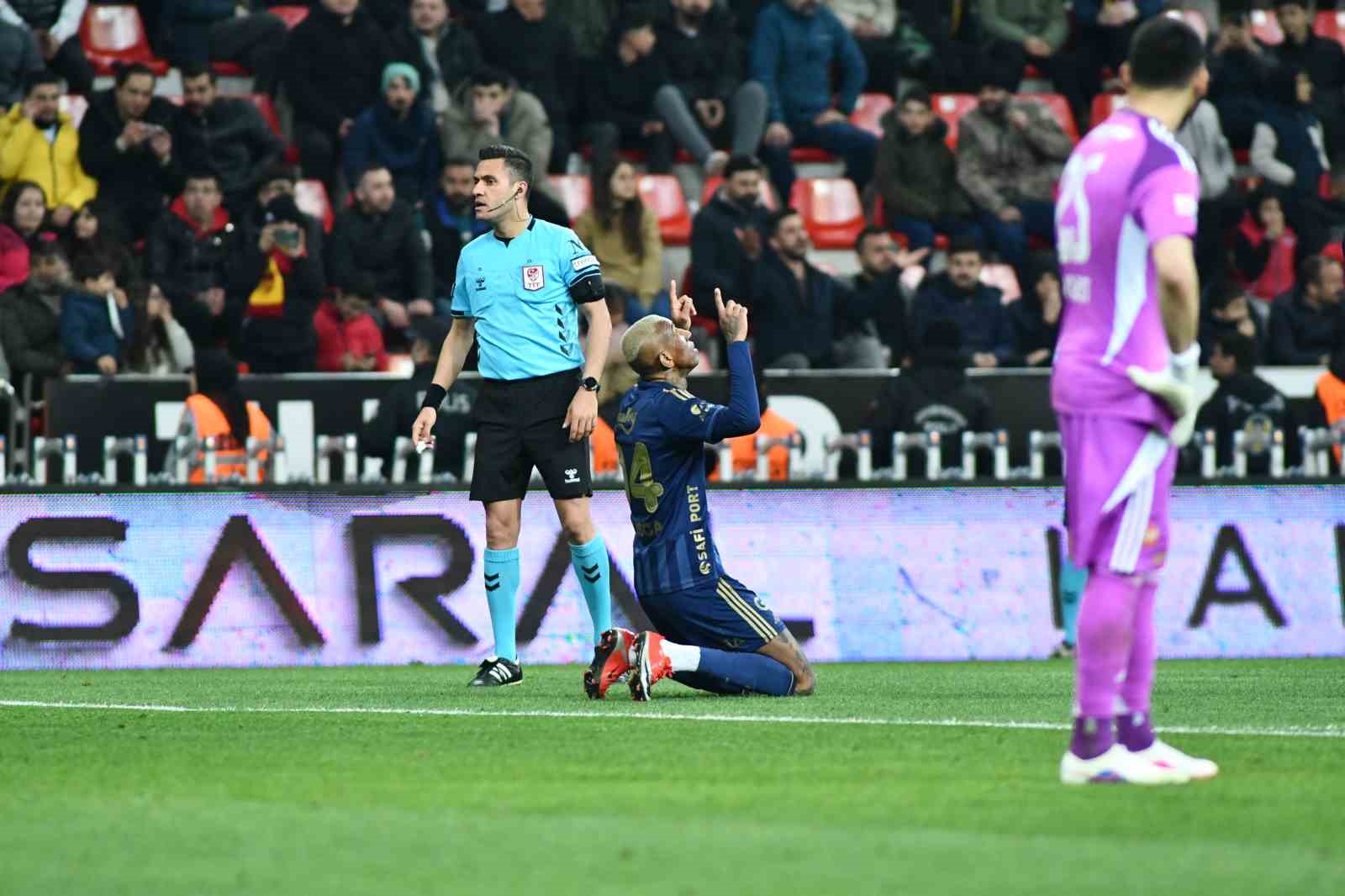 Trendyol Süper Lig: Kayserispor: 0 - Fenerbahçe: 4 (Maç sonucu)
Trendyol Süper Lig: Kayserispor: 0 - Fenerbahçe: 4 (Maç sonucu)