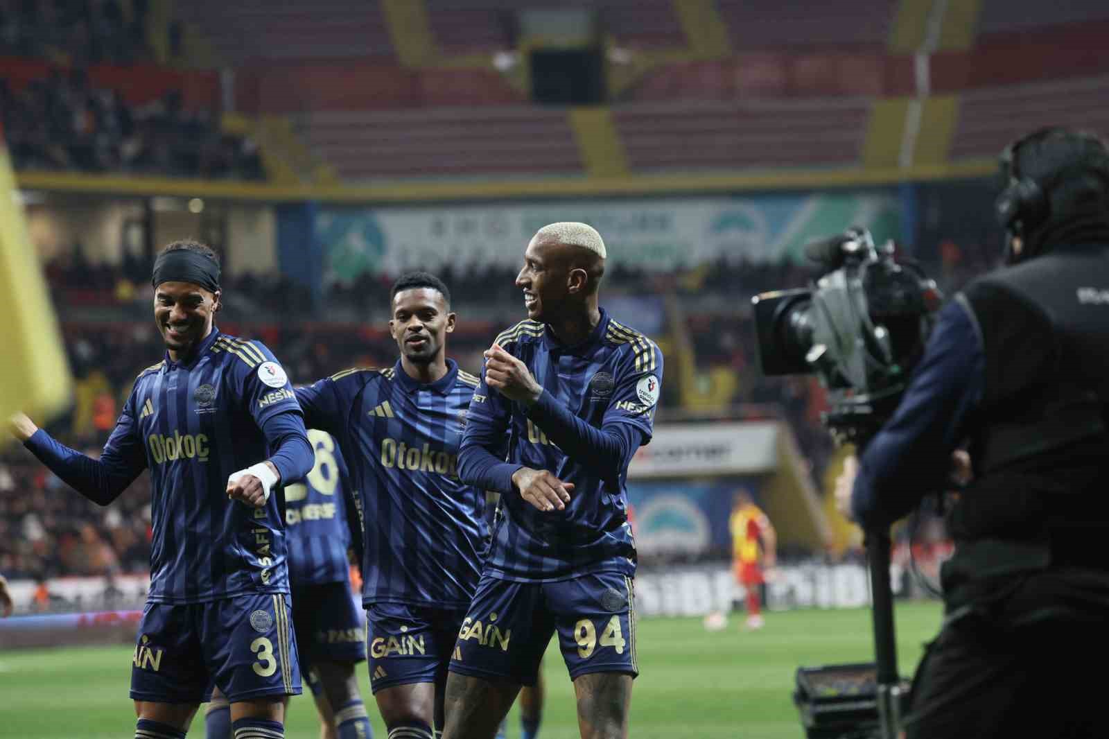 Trendyol Süper Lig: Kayserispor: 0 - Fenerbahçe: 4 (Maç sonucu)
Trendyol Süper Lig: Kayserispor: 0 - Fenerbahçe: 4 (Maç sonucu)