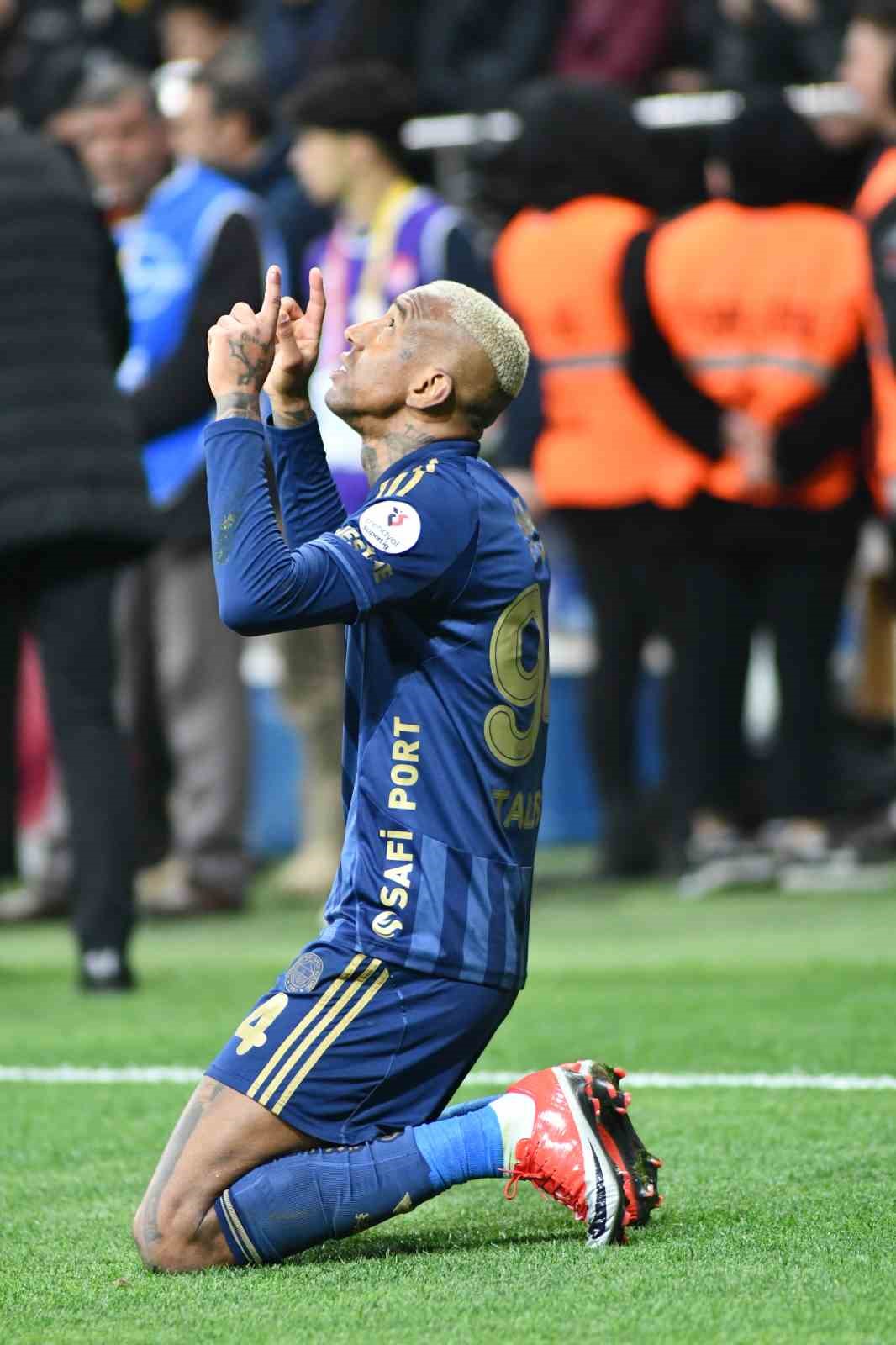 Trendyol Süper Lig: Kayserispor: 0 - Fenerbahçe: 4 (Maç sonucu)
Trendyol Süper Lig: Kayserispor: 0 - Fenerbahçe: 4 (Maç sonucu)