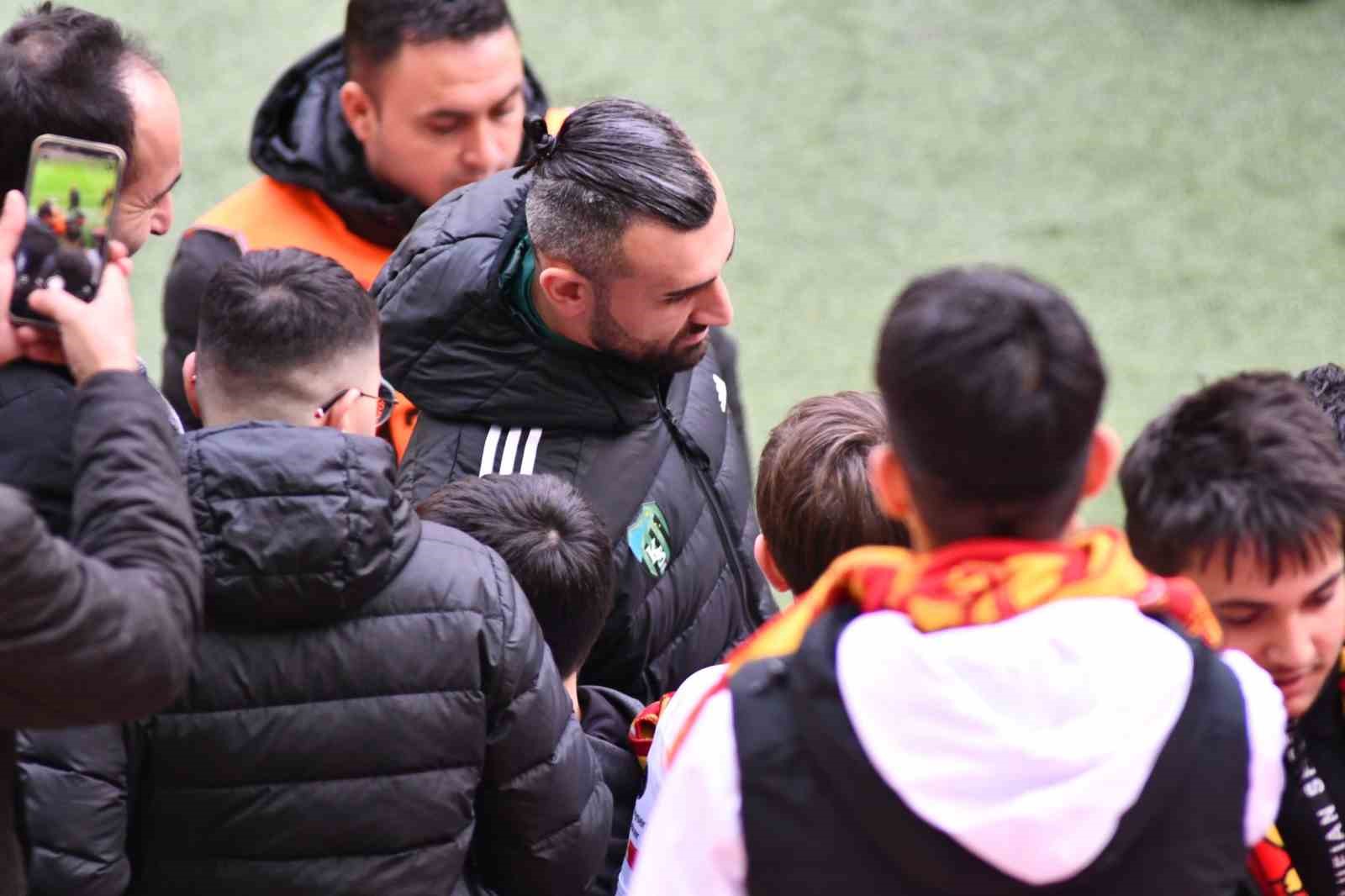 Trendyol Süper Lig: Kayserispor: 0 - Kocaelispor: 0 (İlk yarı)
