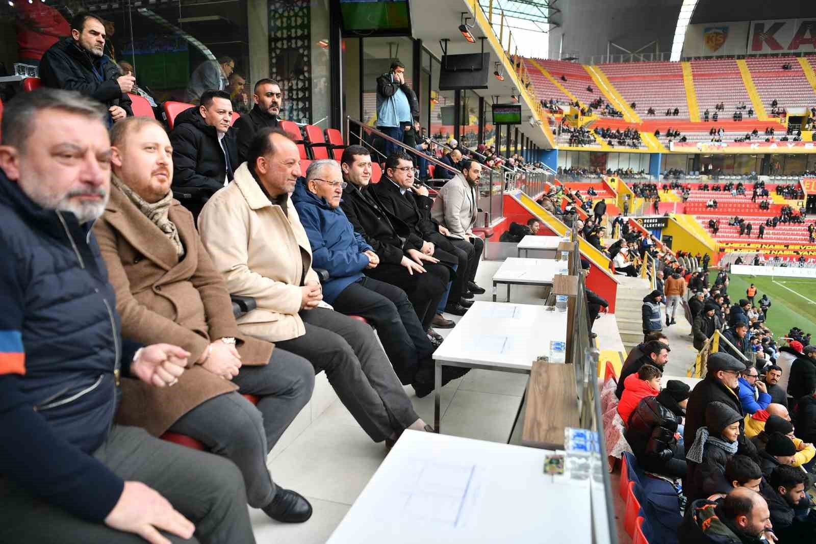 Trendyol Süper Lig: Kayserispor: 0 - RAMS Başakşehir: 1 (İlk yarı)
Trendyol Süper Lig: Kayserispor: 0 - RAMS Başakşehir: 1 (İlk yarı)