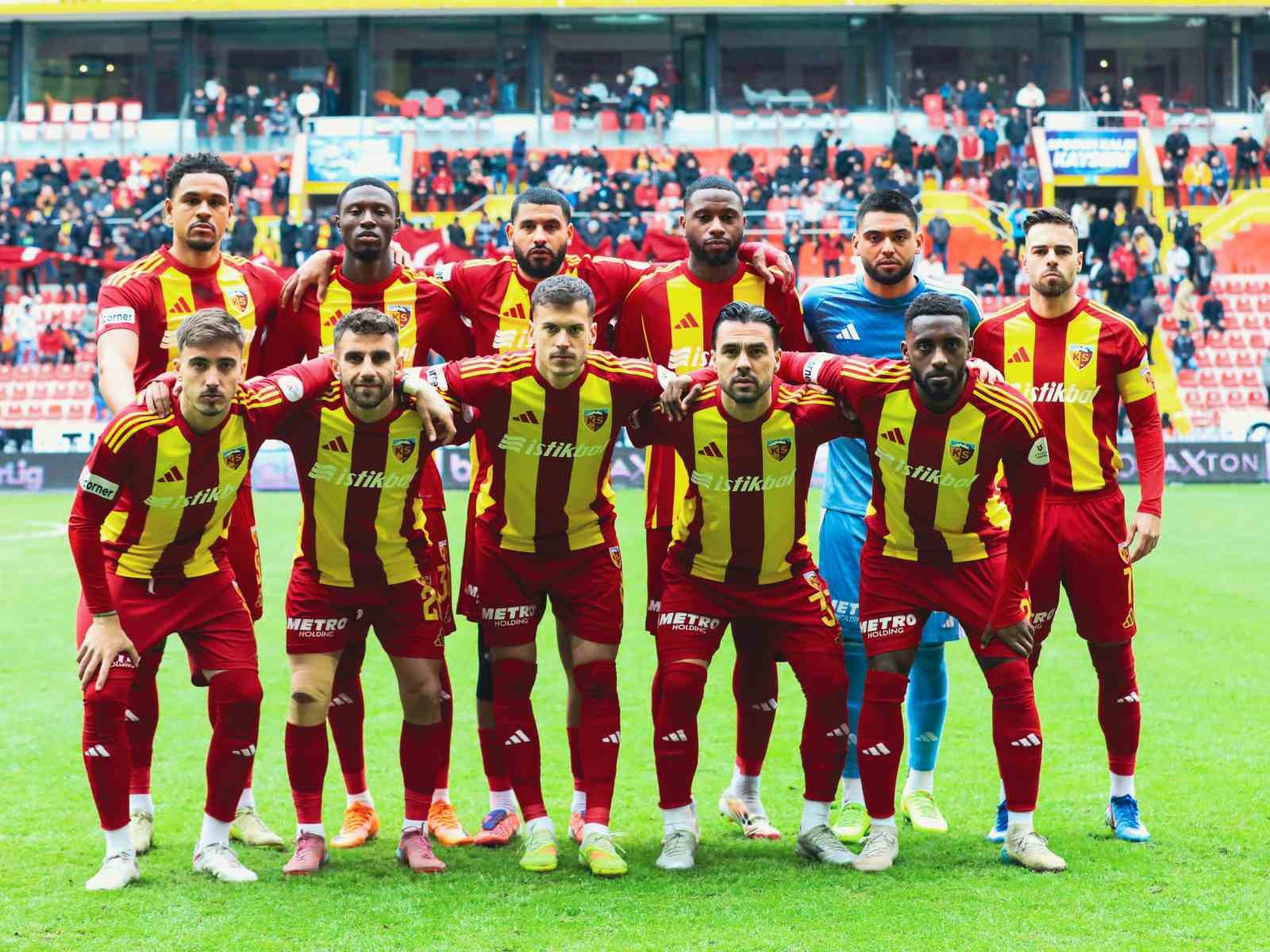 Trendyol Süper Lig: Kayserispor: 0 - RAMS Başakşehir: 1 (İlk yarı)
Trendyol Süper Lig: Kayserispor: 0 - RAMS Başakşehir: 1 (İlk yarı)