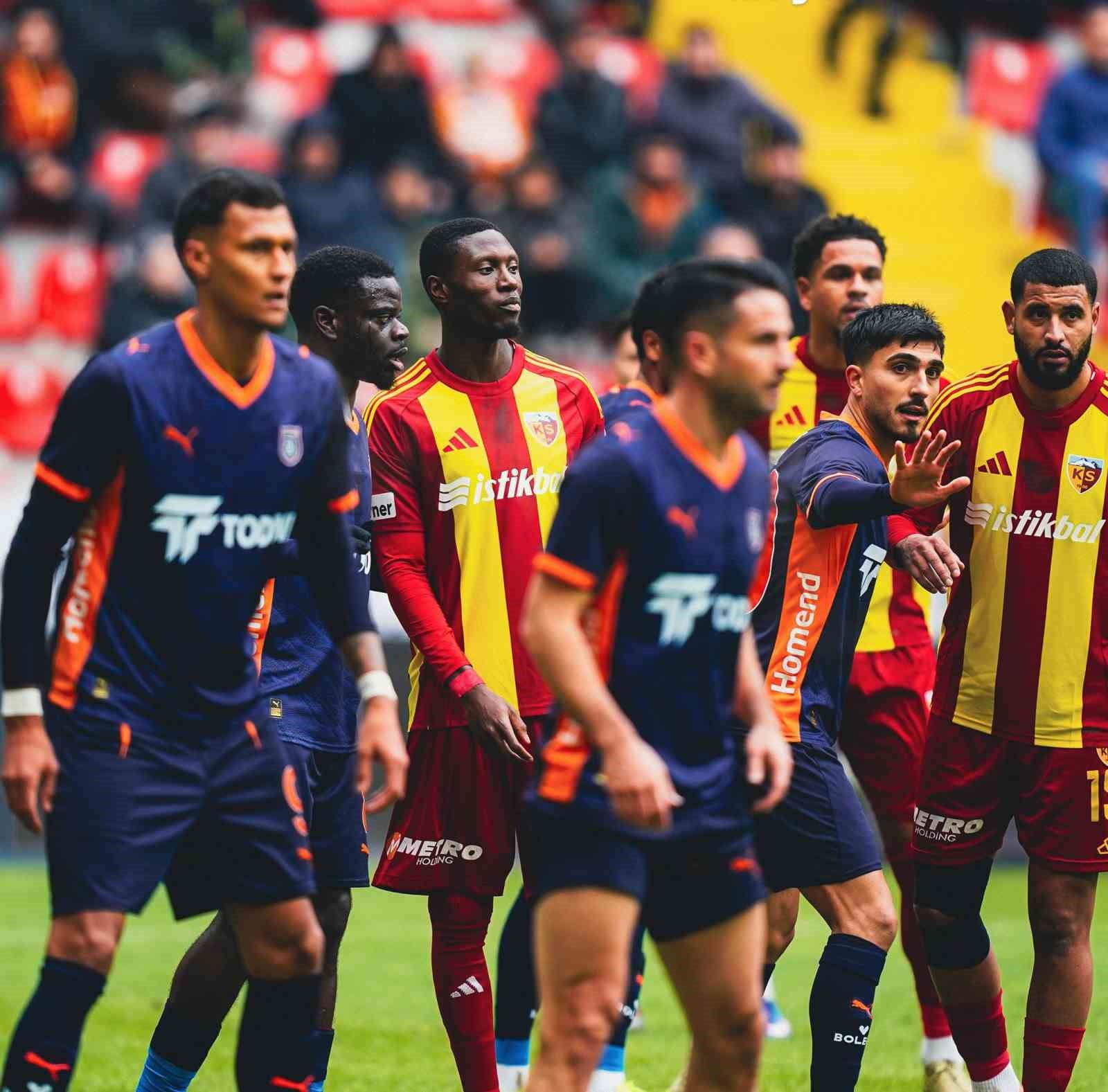 Trendyol Süper Lig: Kayserispor: 0 - RAMS Başakşehir: 1 (İlk yarı)
Trendyol Süper Lig: Kayserispor: 0 - RAMS Başakşehir: 1 (İlk yarı)