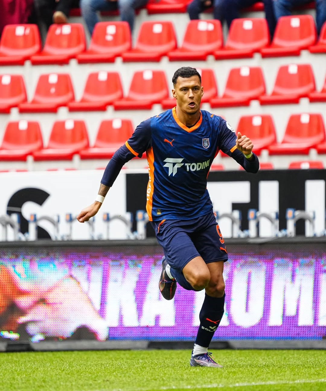 Trendyol Süper Lig: Kayserispor: 0 - RAMS Başakşehir: 1 (İlk yarı)
Trendyol Süper Lig: Kayserispor: 0 - RAMS Başakşehir: 1 (İlk yarı)