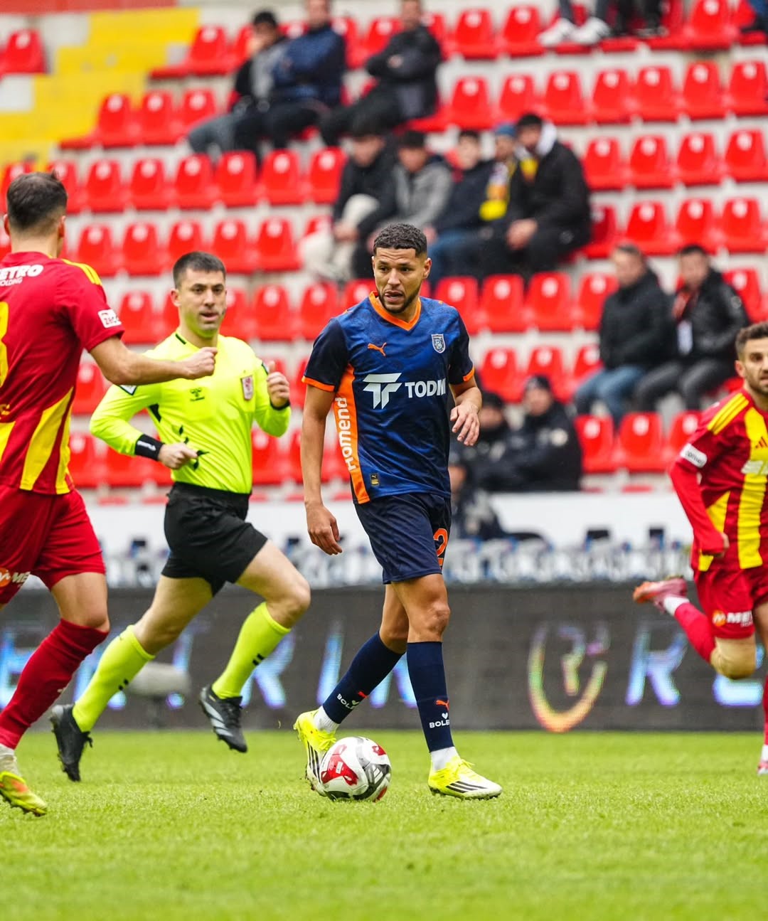 Trendyol Süper Lig: Kayserispor: 0 - RAMS Başakşehir: 1 (İlk yarı)
Trendyol Süper Lig: Kayserispor: 0 - RAMS Başakşehir: 1 (İlk yarı)