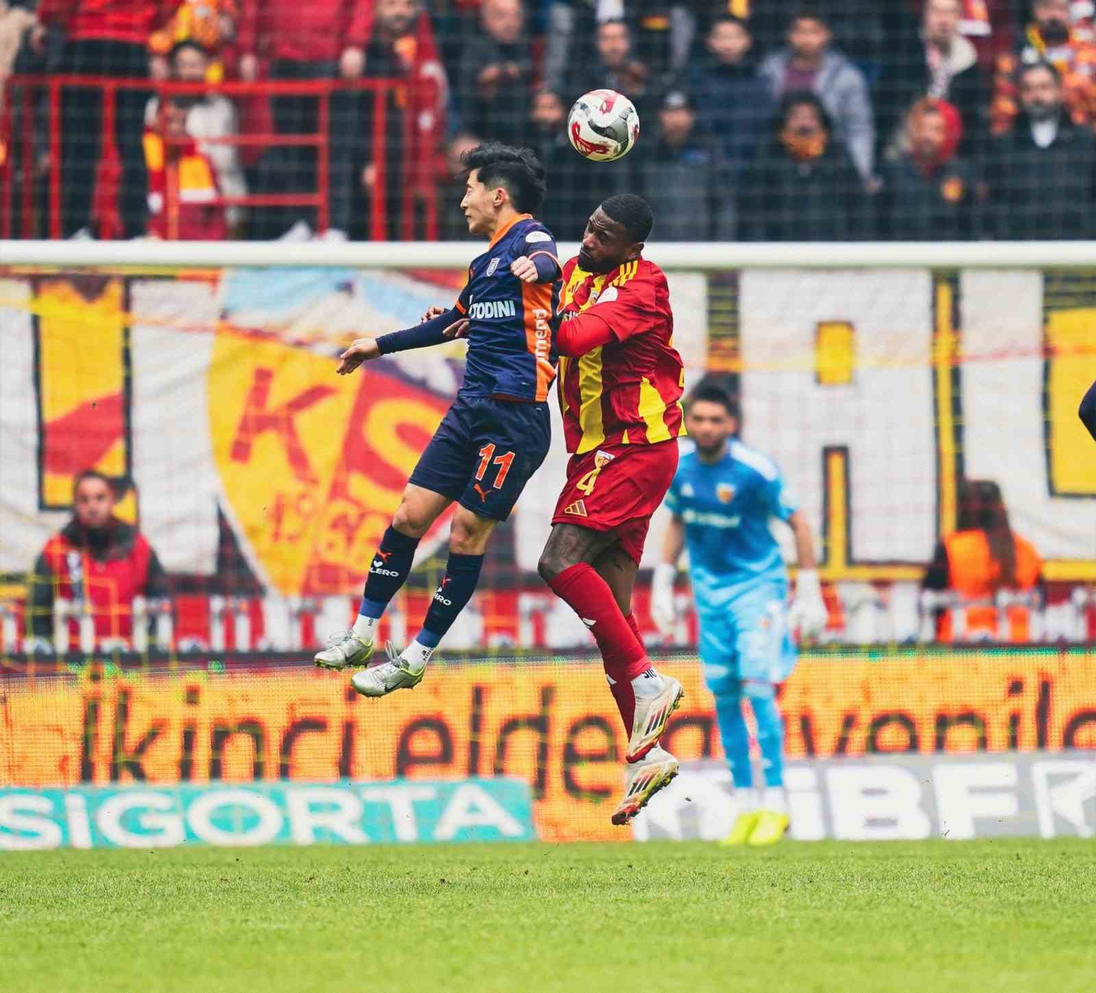 Trendyol Süper Lig: Kayserispor: 0 - RAMS Başakşehir: 3 (Maç sonucu)
Trendyol Süper Lig: Kayserispor: 0 - RAMS Başakşehir: 3 (Maç sonucu)