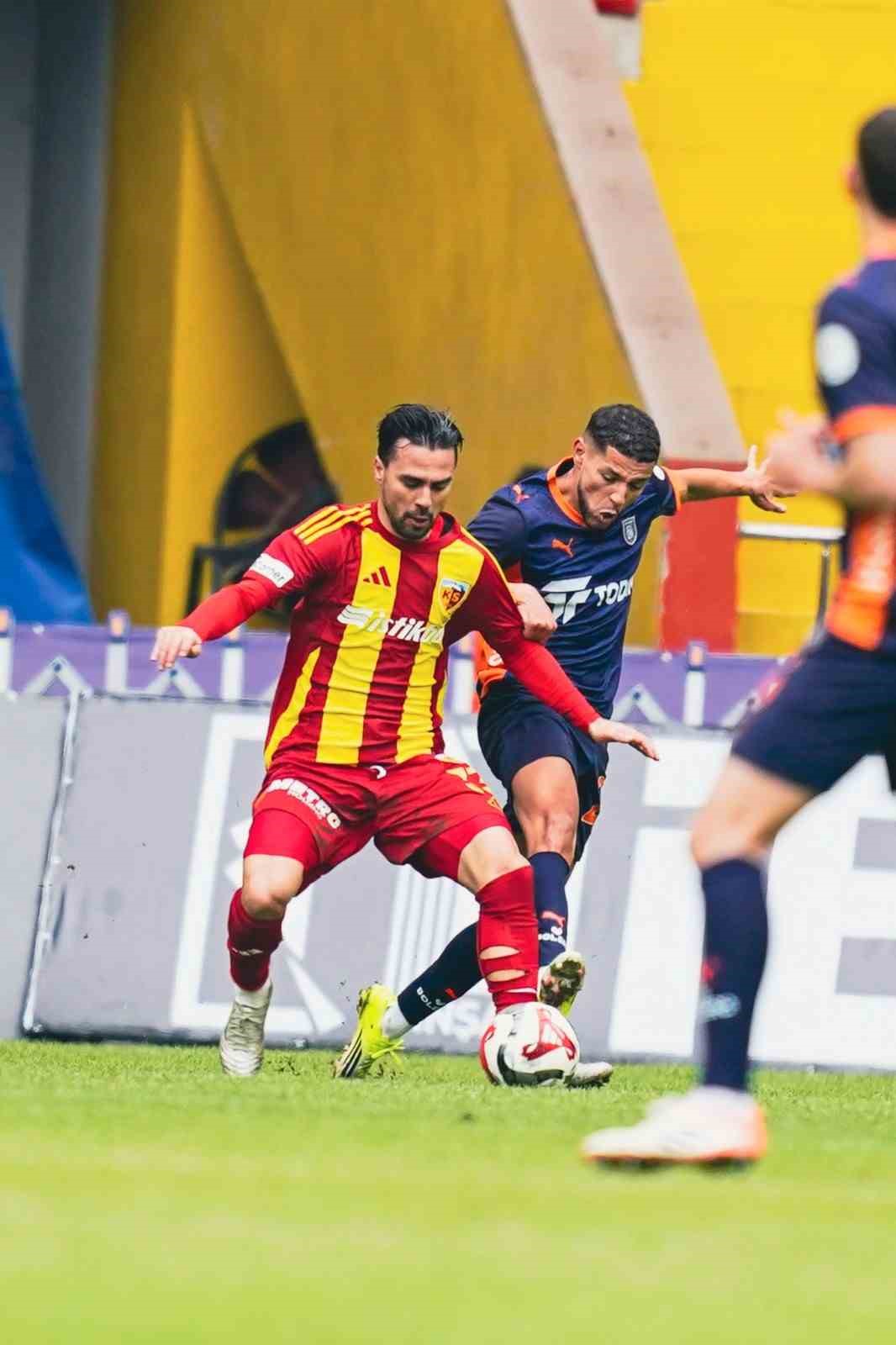 Trendyol Süper Lig: Kayserispor: 0 - RAMS Başakşehir: 3 (Maç sonucu)
Trendyol Süper Lig: Kayserispor: 0 - RAMS Başakşehir: 3 (Maç sonucu)