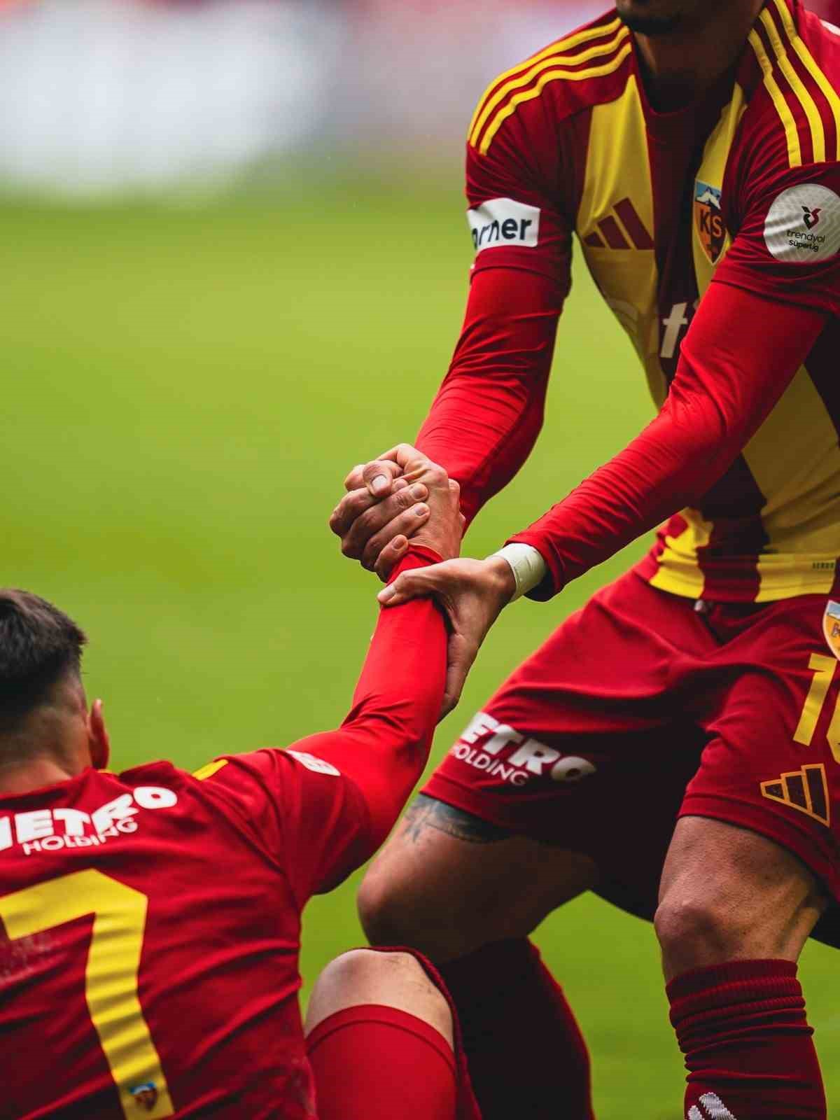 Trendyol Süper Lig: Kayserispor: 0 - RAMS Başakşehir: 3 (Maç sonucu)
Trendyol Süper Lig: Kayserispor: 0 - RAMS Başakşehir: 3 (Maç sonucu)
