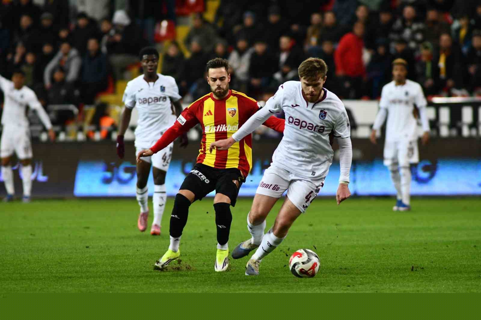 Trendyol Süper Lig: Kayserispor: 0 - Trabzonspor: 2 (İlk yarı)
