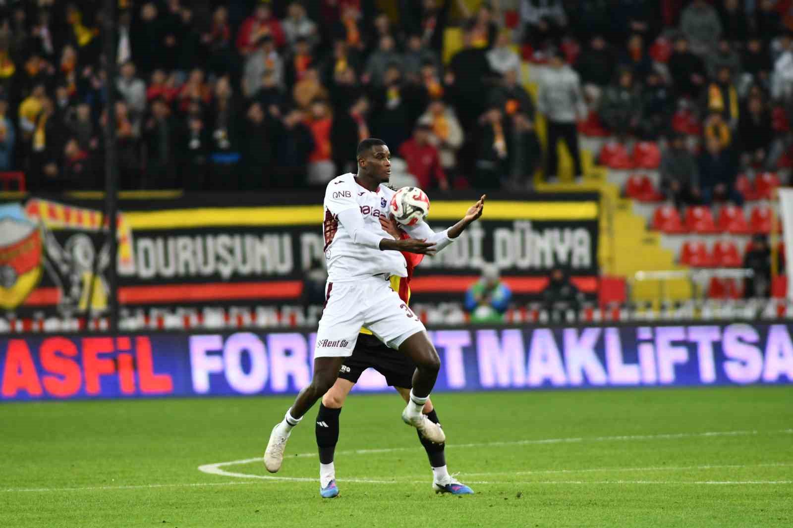 Trendyol Süper Lig: Kayserispor: 0 - Trabzonspor: 2 (İlk yarı)
