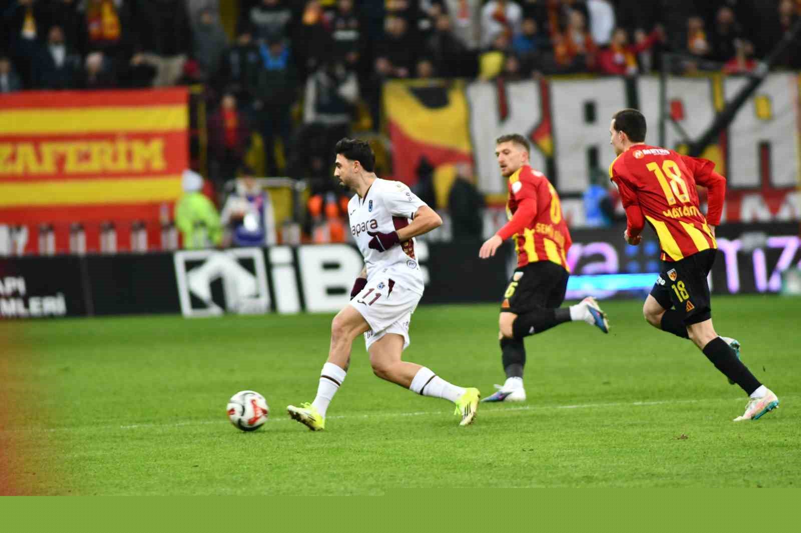 Trendyol Süper Lig: Kayserispor: 0 - Trabzonspor: 2 (İlk yarı)
