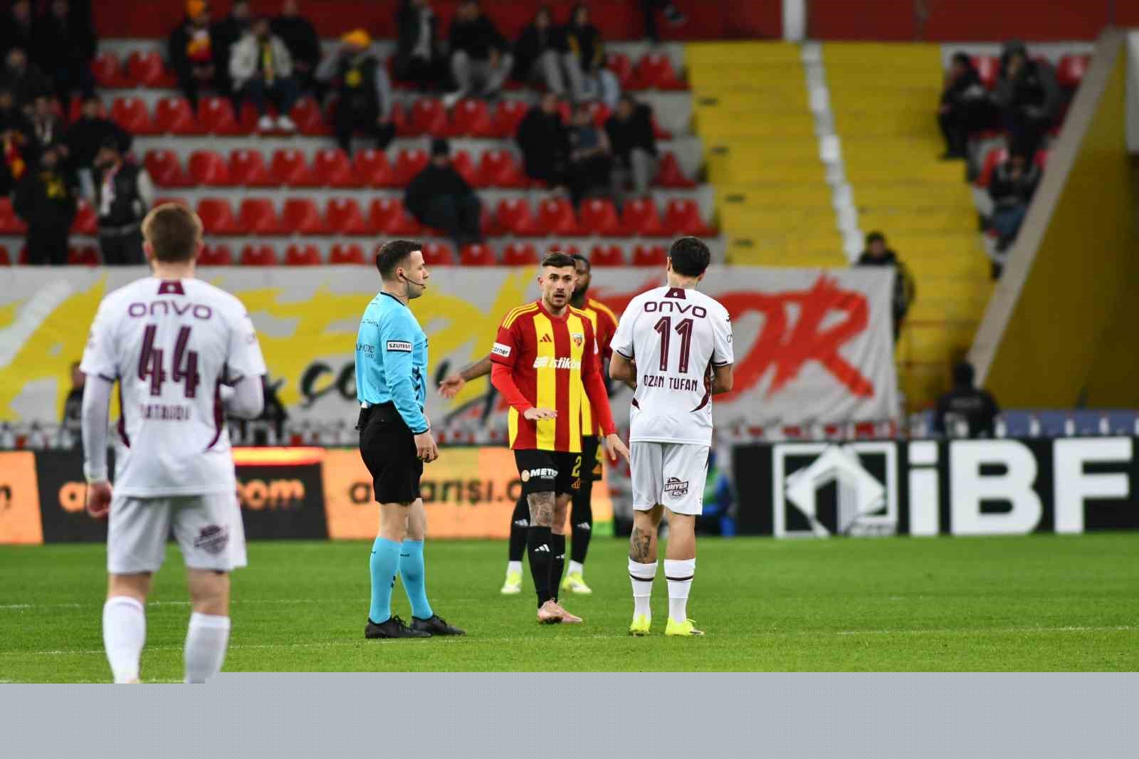 Trendyol Süper Lig: Kayserispor: 0 - Trabzonspor: 2 (İlk yarı)
