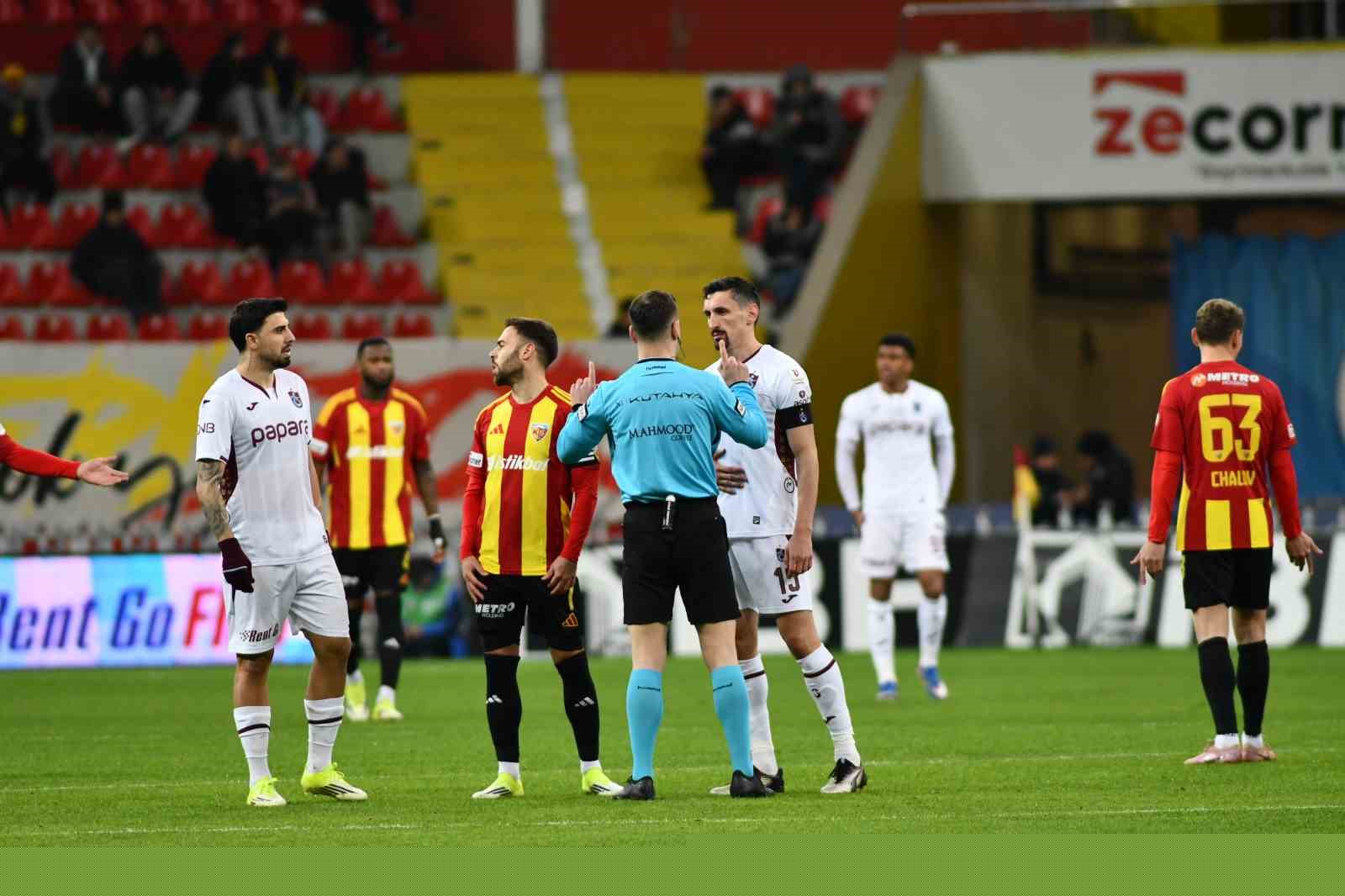 Trendyol Süper Lig: Kayserispor: 0 - Trabzonspor: 2 (İlk yarı)
