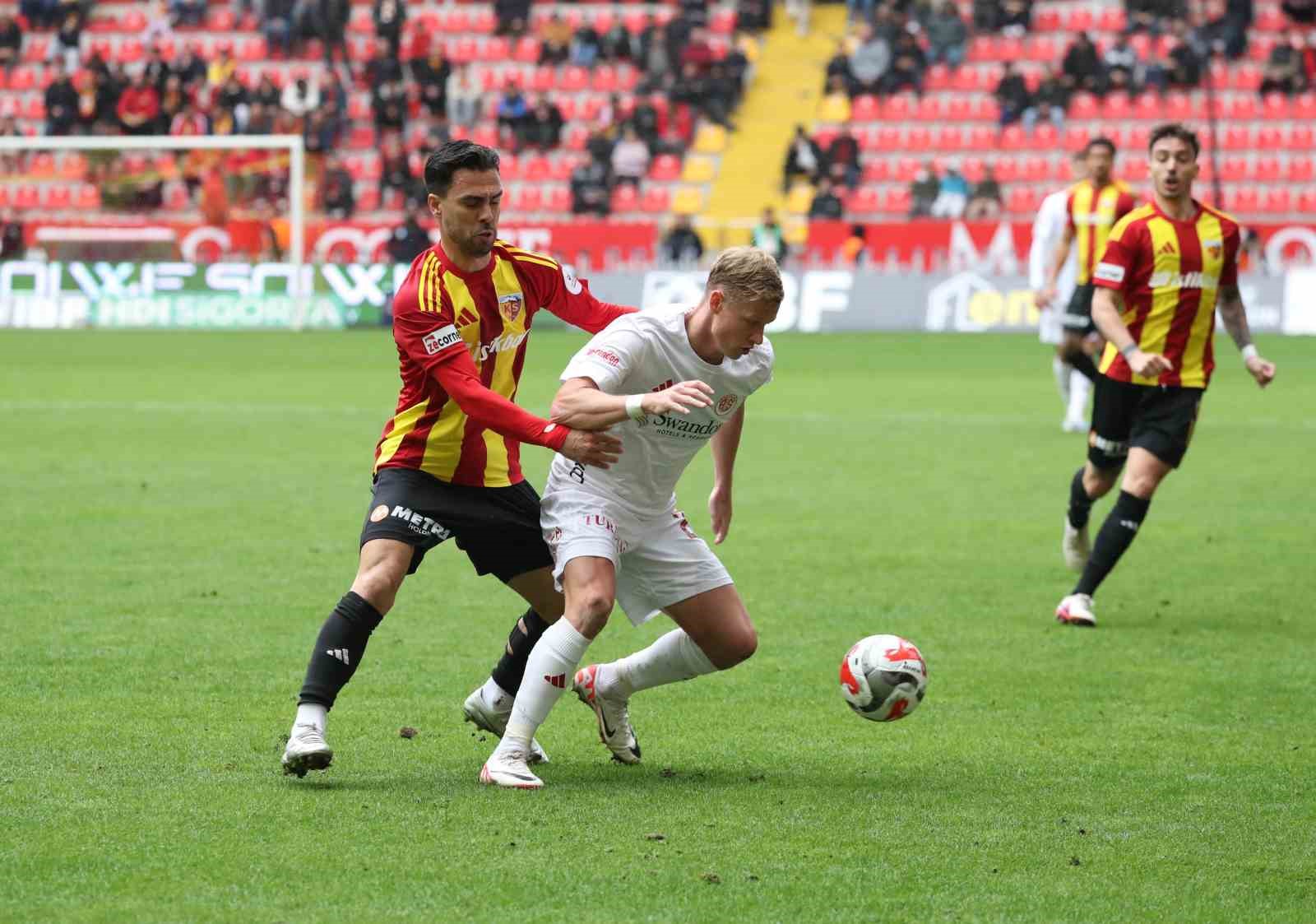 Trendyol Süper Lig: Kayserispor: 1 - Antalyaspor: 0 (Maç sonucu)
Trendyol Süper Lig: Kayserispor: 1 - Antalyaspor: 0 (Maç sonucu)