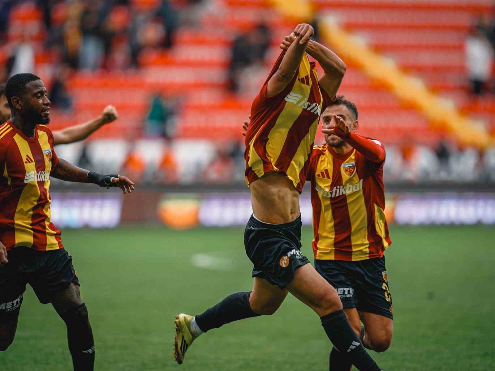 Trendyol Süper Lig: Kayserispor: 1 - Antalyaspor: 0 (Maç sonucu)
Trendyol Süper Lig: Kayserispor: 1 - Antalyaspor: 0 (Maç sonucu)