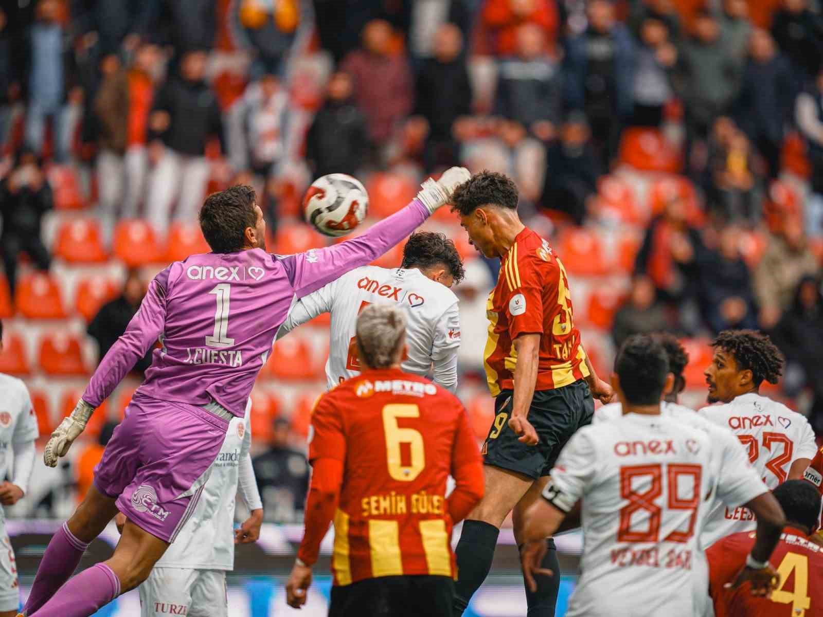 Trendyol Süper Lig: Kayserispor: 1 - Antalyaspor: 0 (Maç sonucu)
Trendyol Süper Lig: Kayserispor: 1 - Antalyaspor: 0 (Maç sonucu)