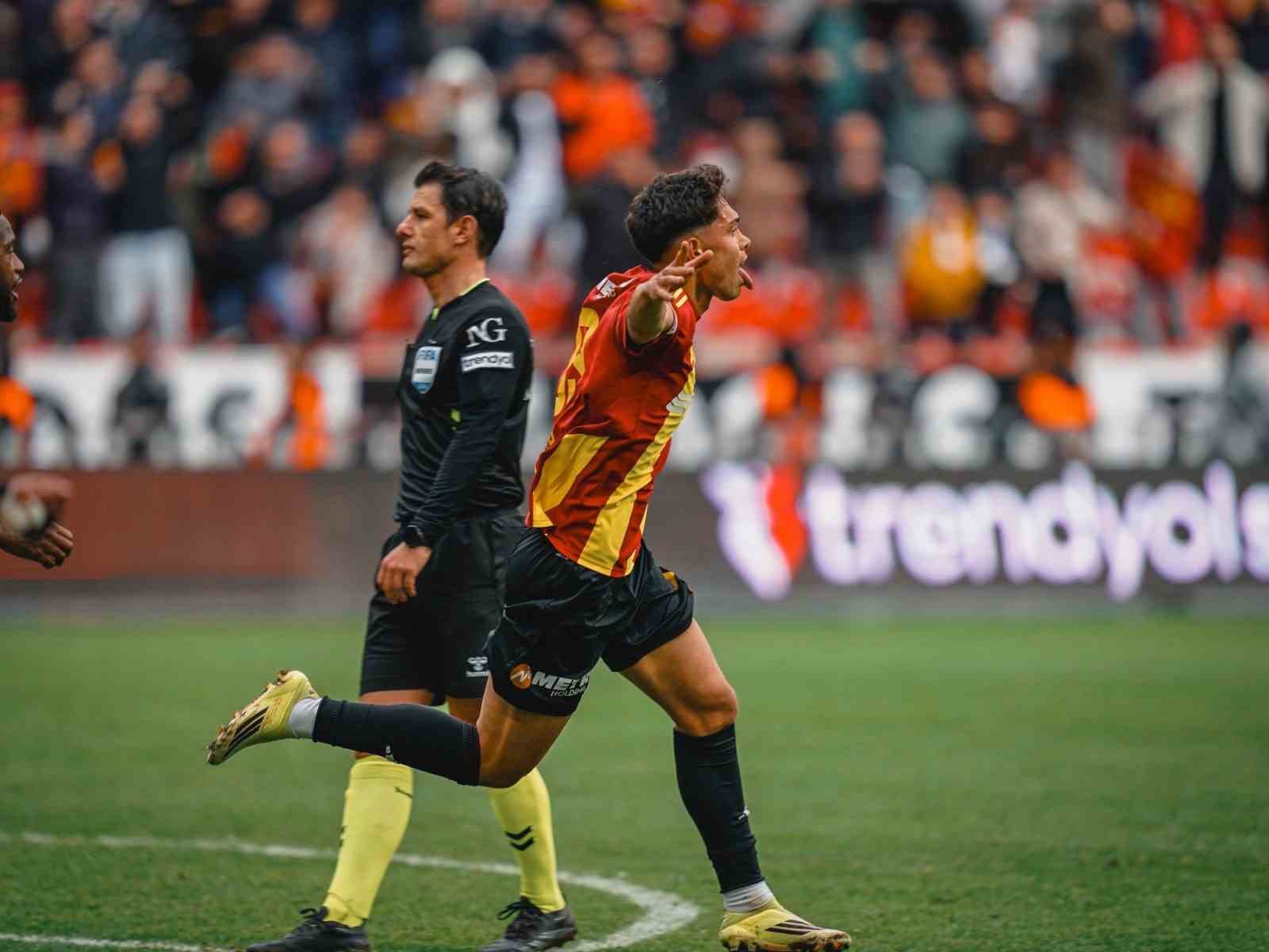 Trendyol Süper Lig: Kayserispor: 1 - Antalyaspor: 0 (Maç sonucu)
Trendyol Süper Lig: Kayserispor: 1 - Antalyaspor: 0 (Maç sonucu)