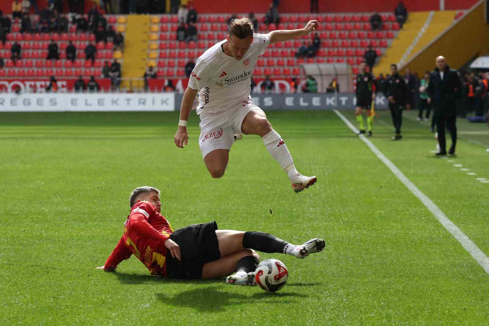 Trendyol Süper Lig: Kayserispor: 1 - Antalyaspor: 0 (Maç sonucu)
Trendyol Süper Lig: Kayserispor: 1 - Antalyaspor: 0 (Maç sonucu)