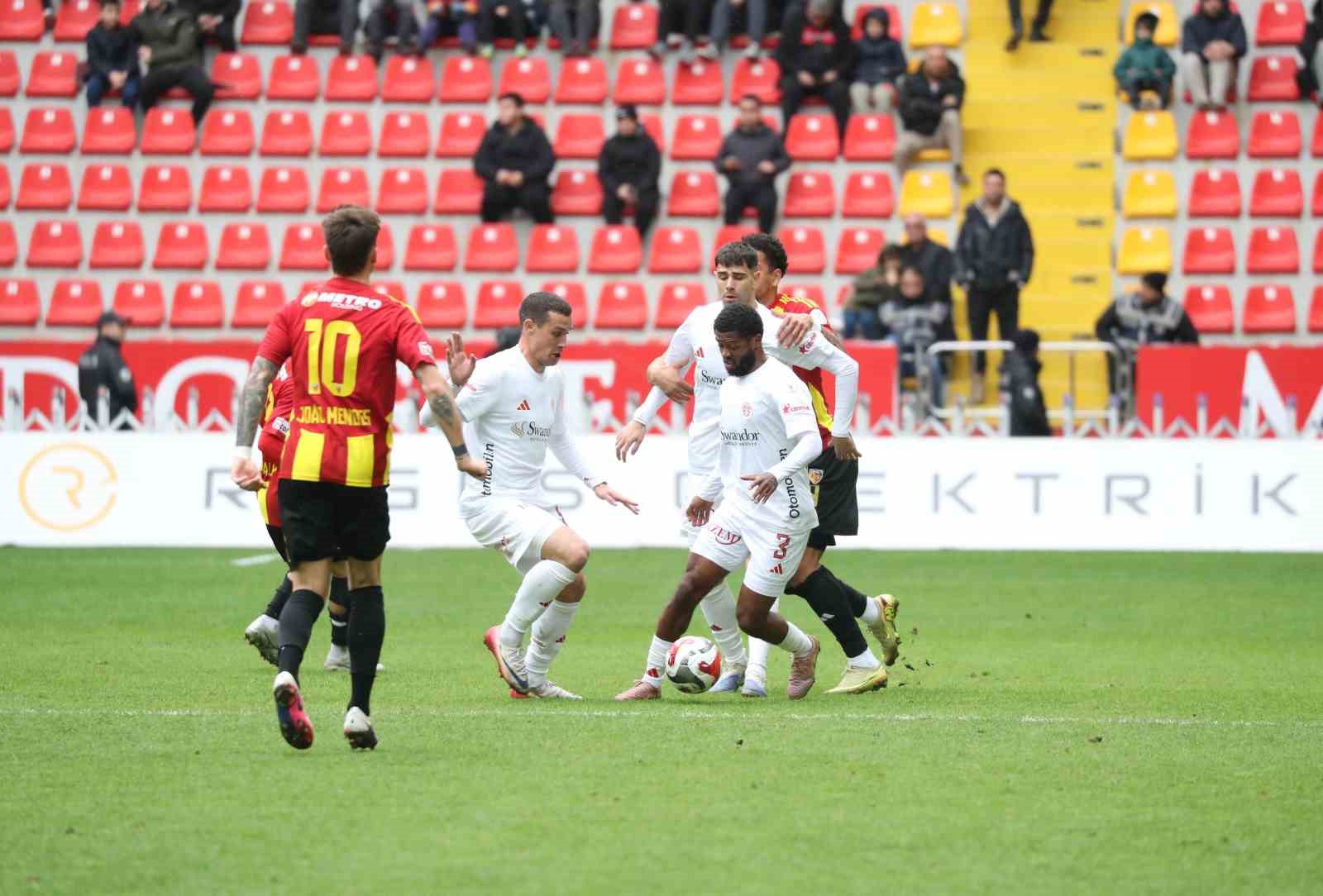 Trendyol Süper Lig: Kayserispor: 1 - Antalyaspor: 0 (Maç sonucu)
Trendyol Süper Lig: Kayserispor: 1 - Antalyaspor: 0 (Maç sonucu)