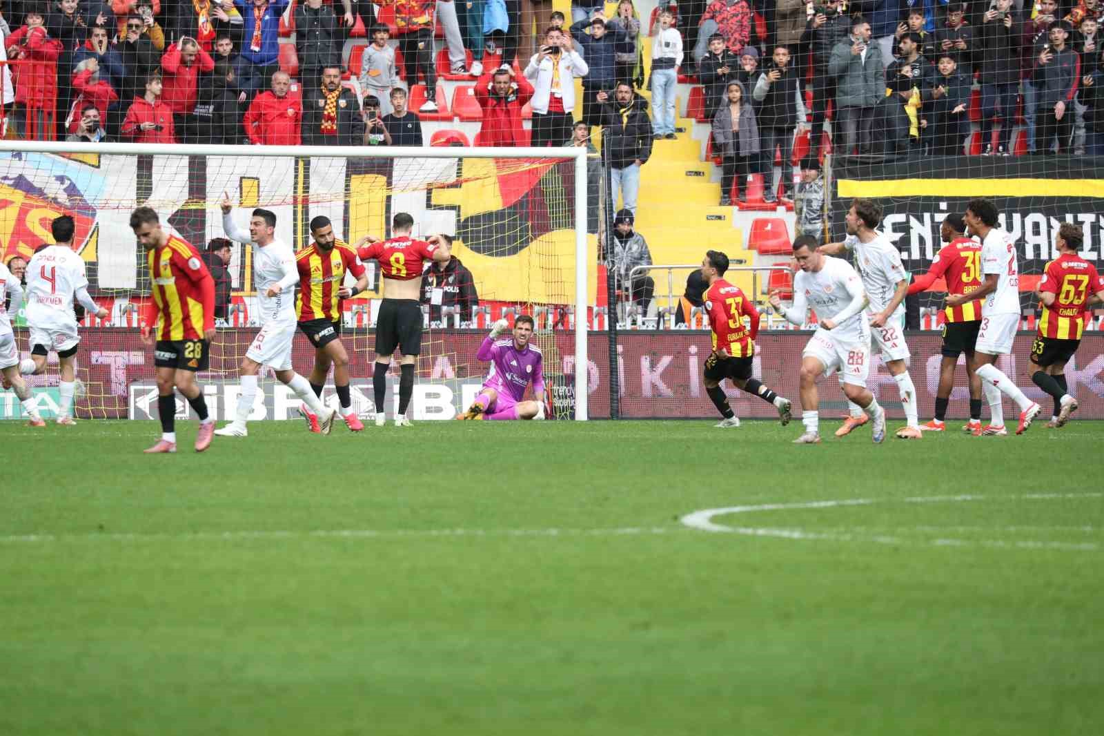 Trendyol Süper Lig: Kayserispor: 1 - Antalyaspor: 0 (Maç sonucu)
Trendyol Süper Lig: Kayserispor: 1 - Antalyaspor: 0 (Maç sonucu)