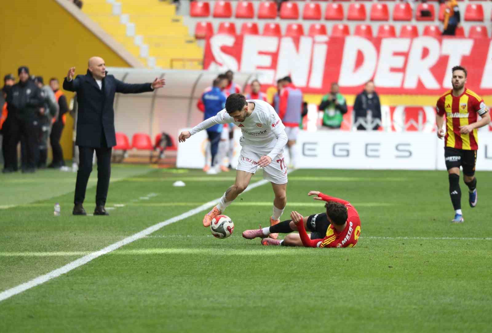 Trendyol Süper Lig: Kayserispor: 1 - Antalyaspor: 0 (Maç sonucu)
Trendyol Süper Lig: Kayserispor: 1 - Antalyaspor: 0 (Maç sonucu)