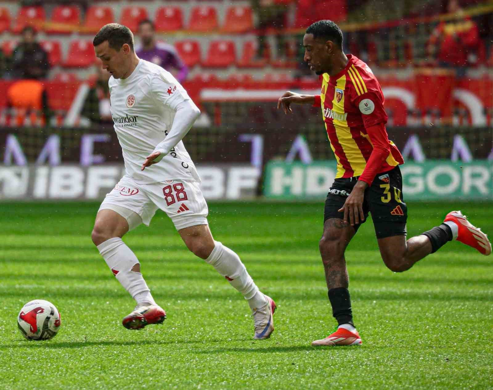 Trendyol Süper Lig: Kayserispor: 1 - Antalyaspor: 0 (Maç sonucu)
Trendyol Süper Lig: Kayserispor: 1 - Antalyaspor: 0 (Maç sonucu)