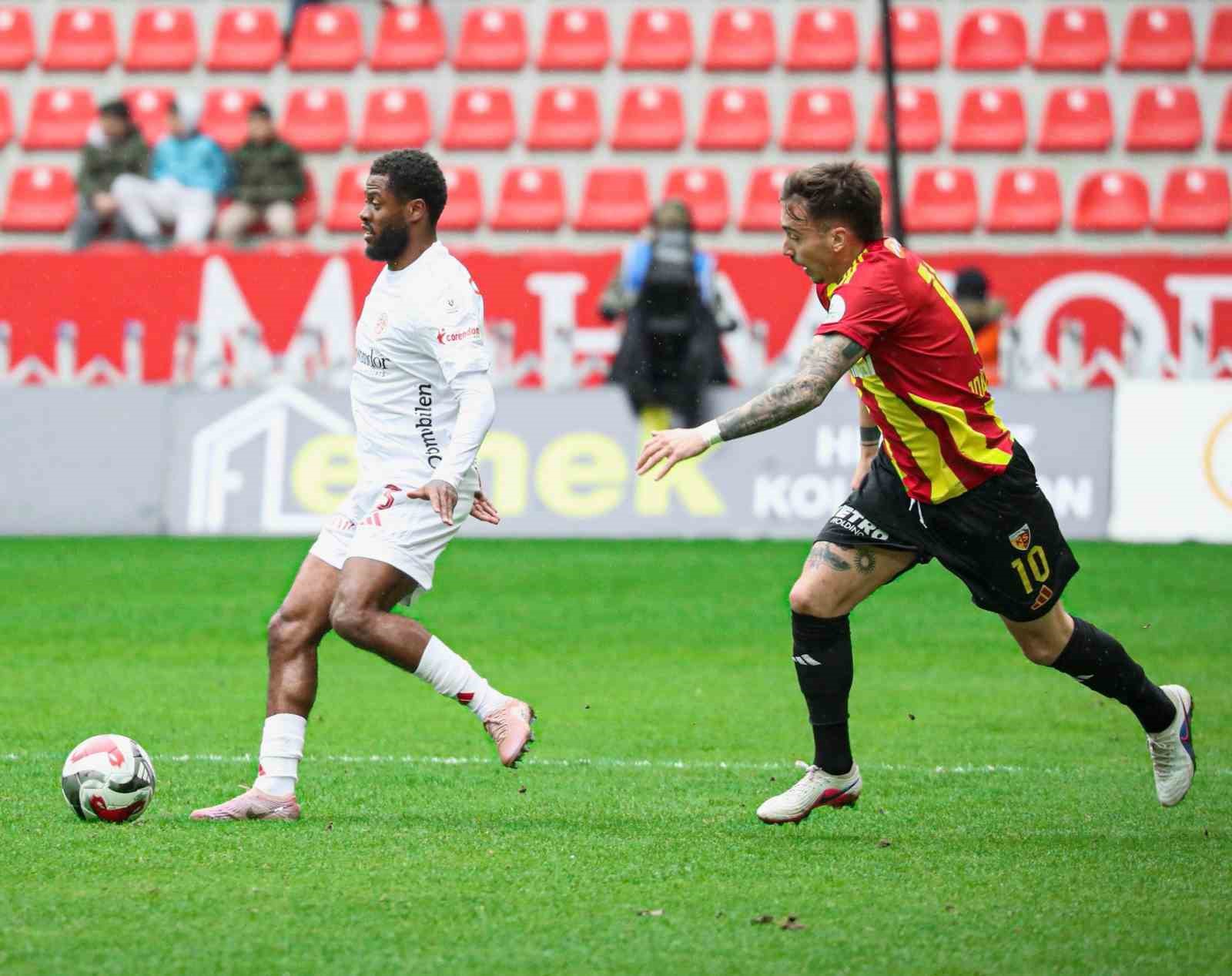 Trendyol Süper Lig: Kayserispor: 1 - Antalyaspor: 0 (Maç sonucu)
Trendyol Süper Lig: Kayserispor: 1 - Antalyaspor: 0 (Maç sonucu)