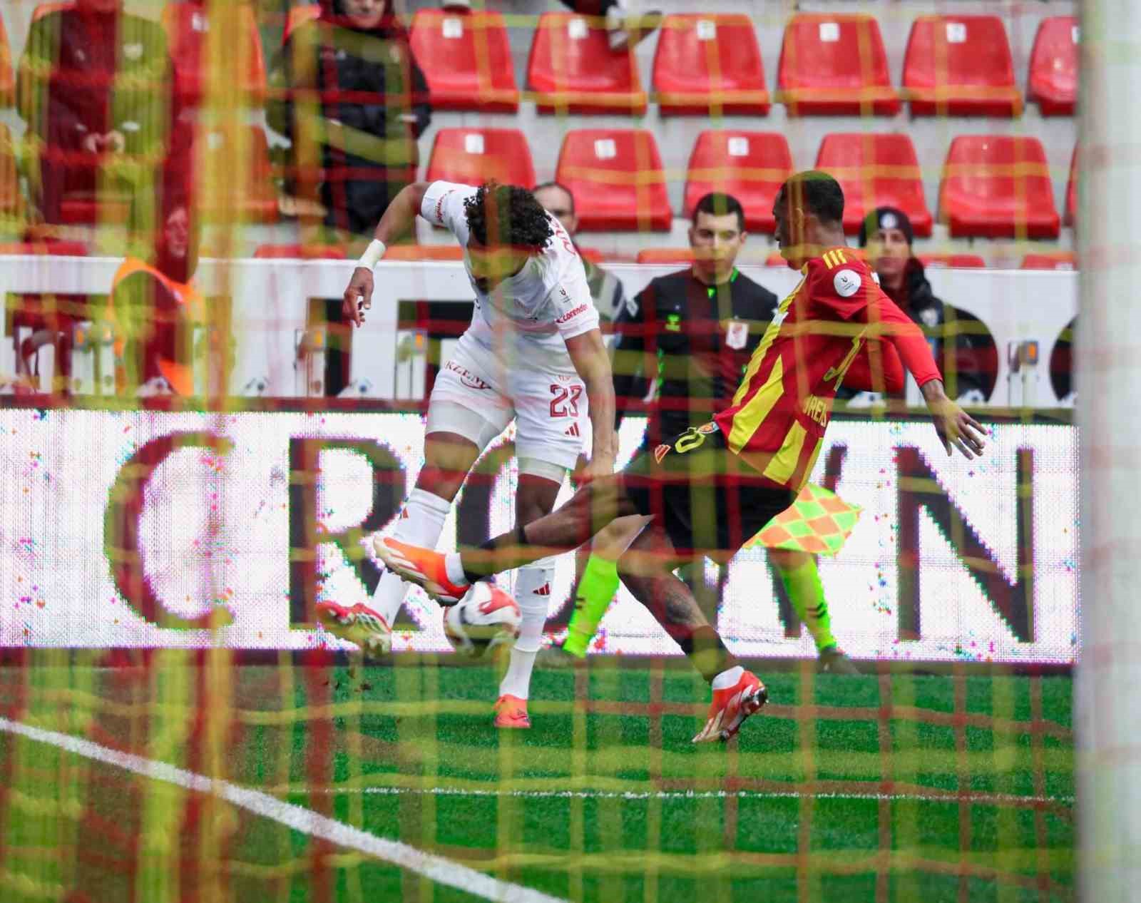 Trendyol Süper Lig: Kayserispor: 1 - Antalyaspor: 0 (Maç sonucu)
Trendyol Süper Lig: Kayserispor: 1 - Antalyaspor: 0 (Maç sonucu)