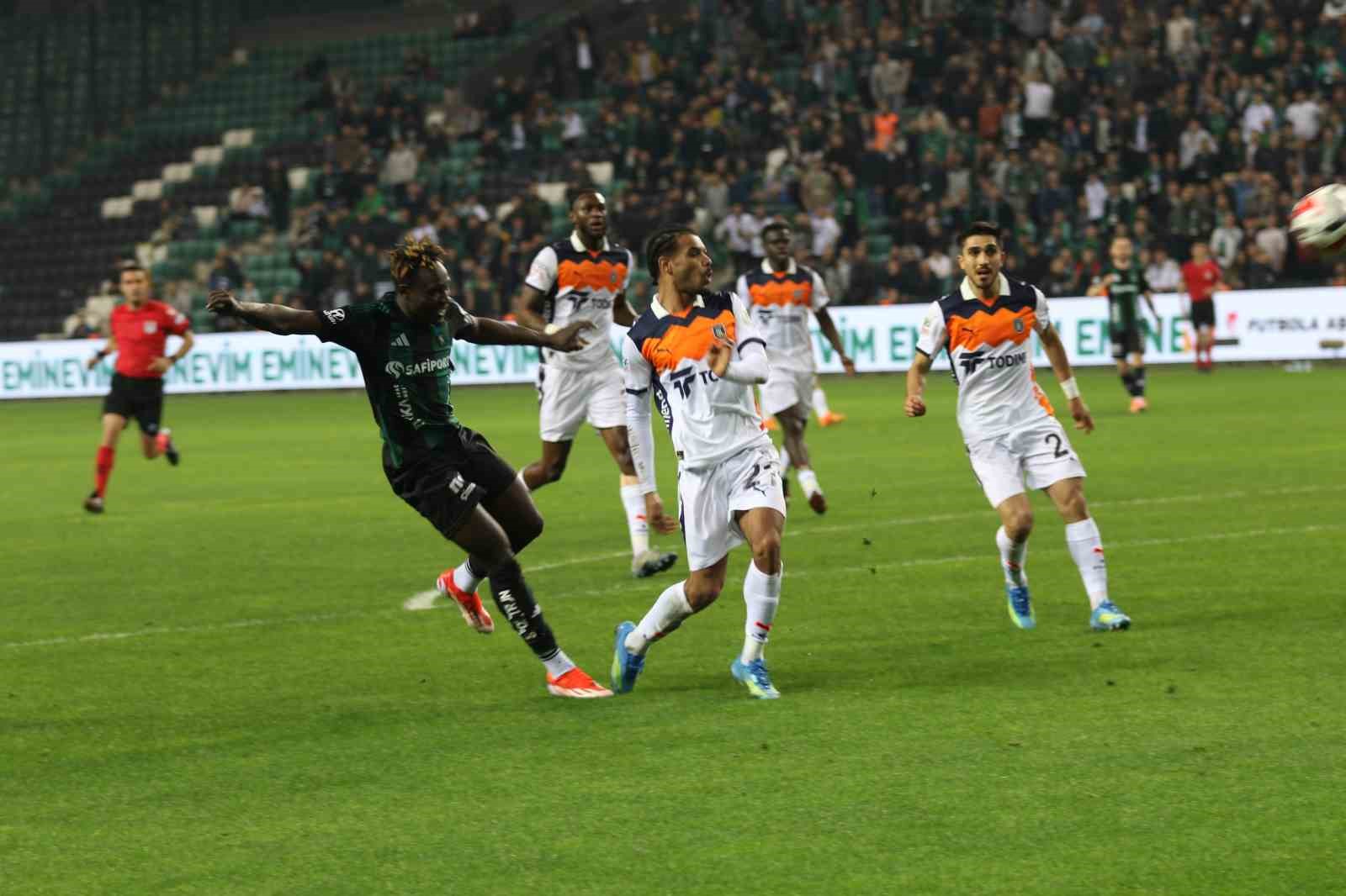 Trendyol Süper Lig: Kocaelispor: 0 - Başakşehir: 0 (İlk yarı)
Trendyol Süper Lig: Kocaelispor: 0 - Başakşehir: 0 (İlk yarı)