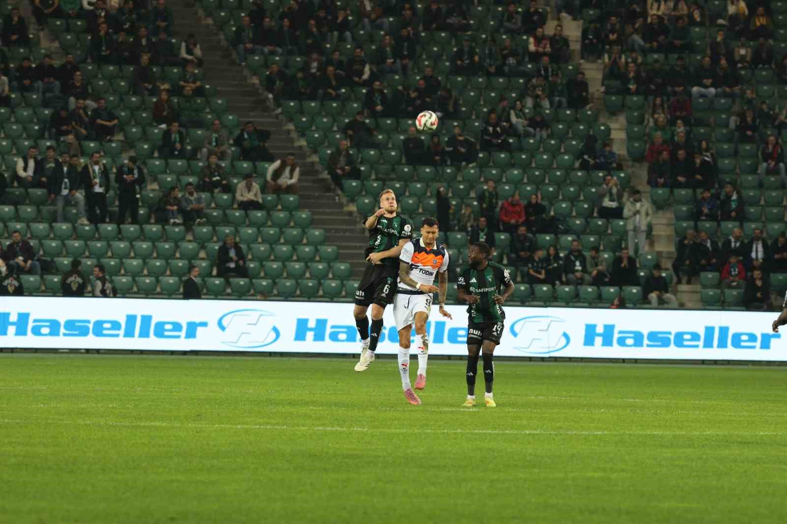 Trendyol Süper Lig: Kocaelispor: 0 - Başakşehir: 0 (İlk yarı)
Trendyol Süper Lig: Kocaelispor: 0 - Başakşehir: 0 (İlk yarı)