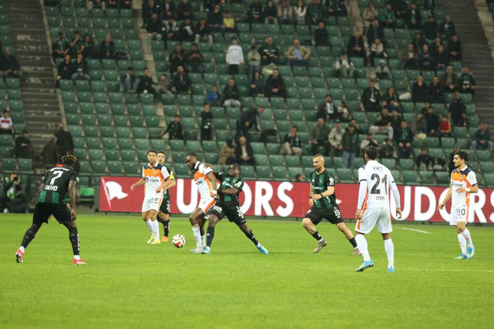 Trendyol Süper Lig: Kocaelispor: 0 - Başakşehir: 0 (İlk yarı)
Trendyol Süper Lig: Kocaelispor: 0 - Başakşehir: 0 (İlk yarı)