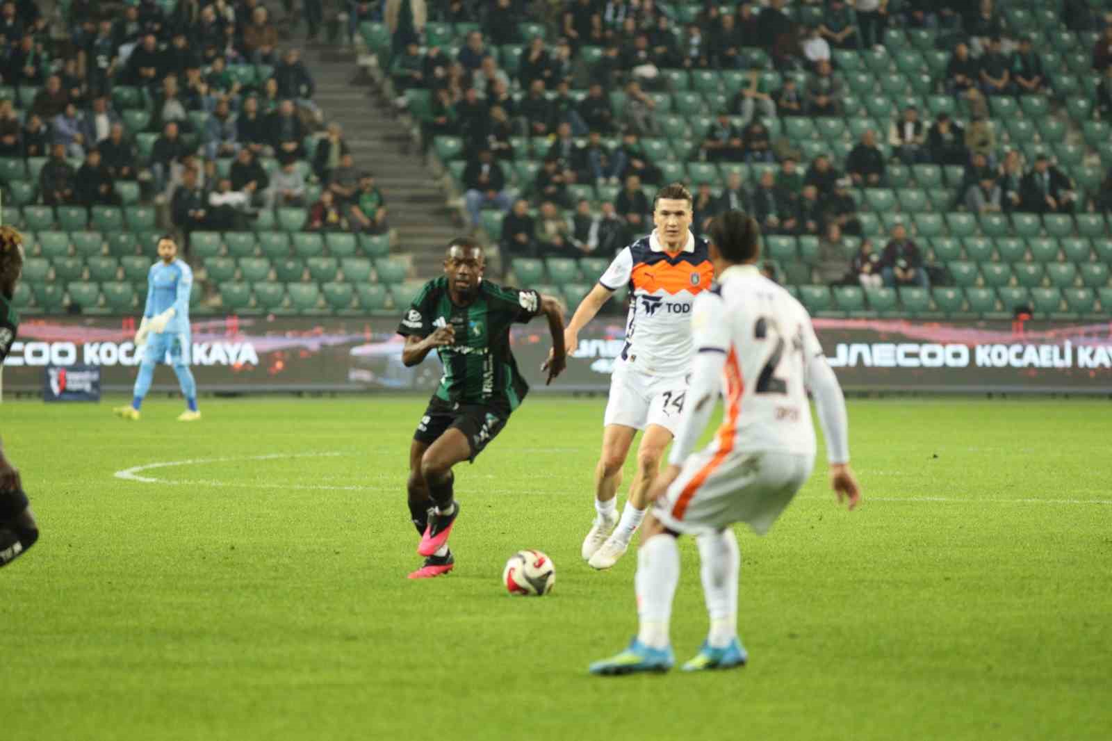 Trendyol Süper Lig: Kocaelispor: 0 - Başakşehir: 0 (İlk yarı)
Trendyol Süper Lig: Kocaelispor: 0 - Başakşehir: 0 (İlk yarı)