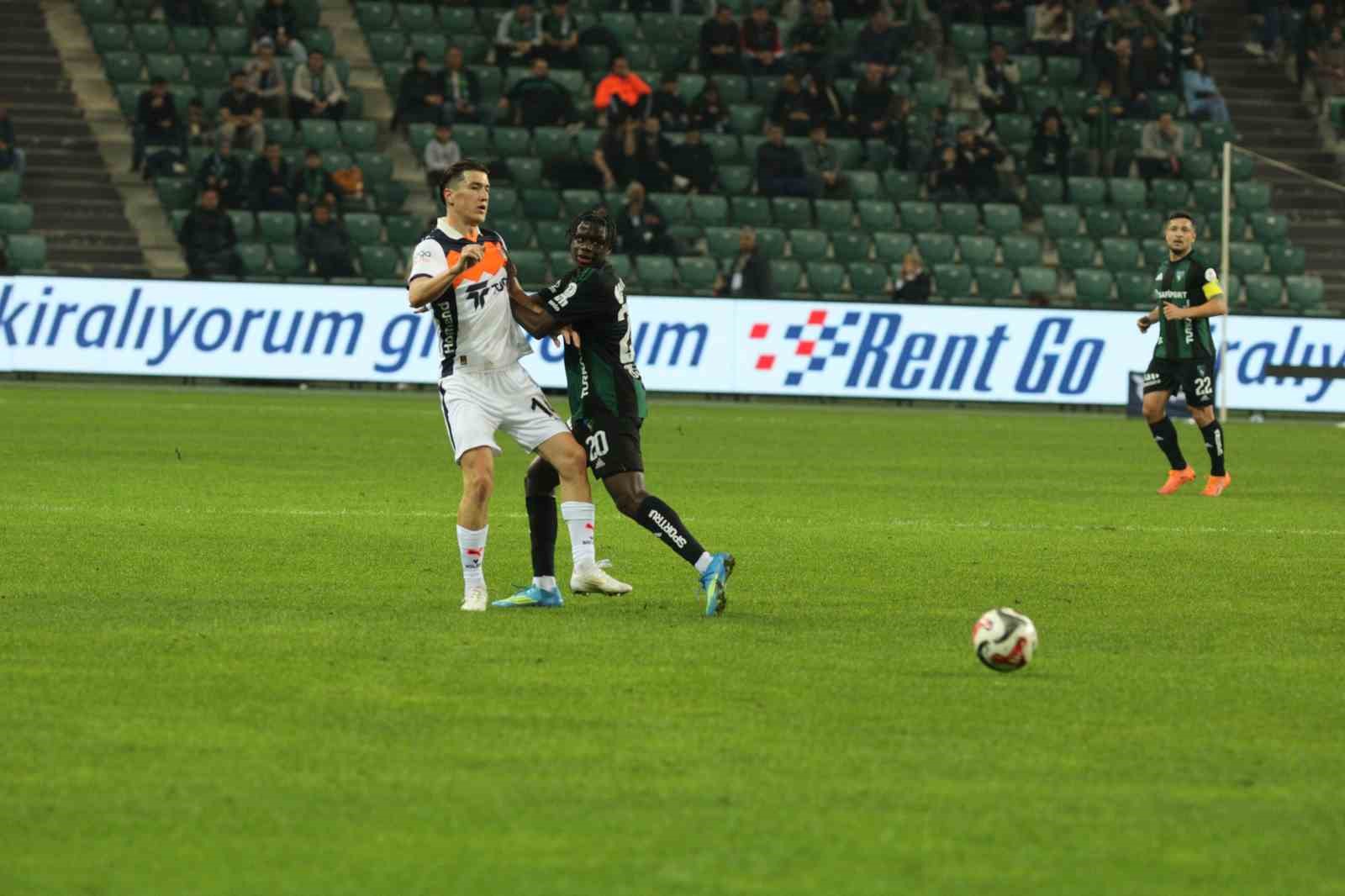 Trendyol Süper Lig: Kocaelispor: 0 - Başakşehir: 0 (İlk yarı)
Trendyol Süper Lig: Kocaelispor: 0 - Başakşehir: 0 (İlk yarı)