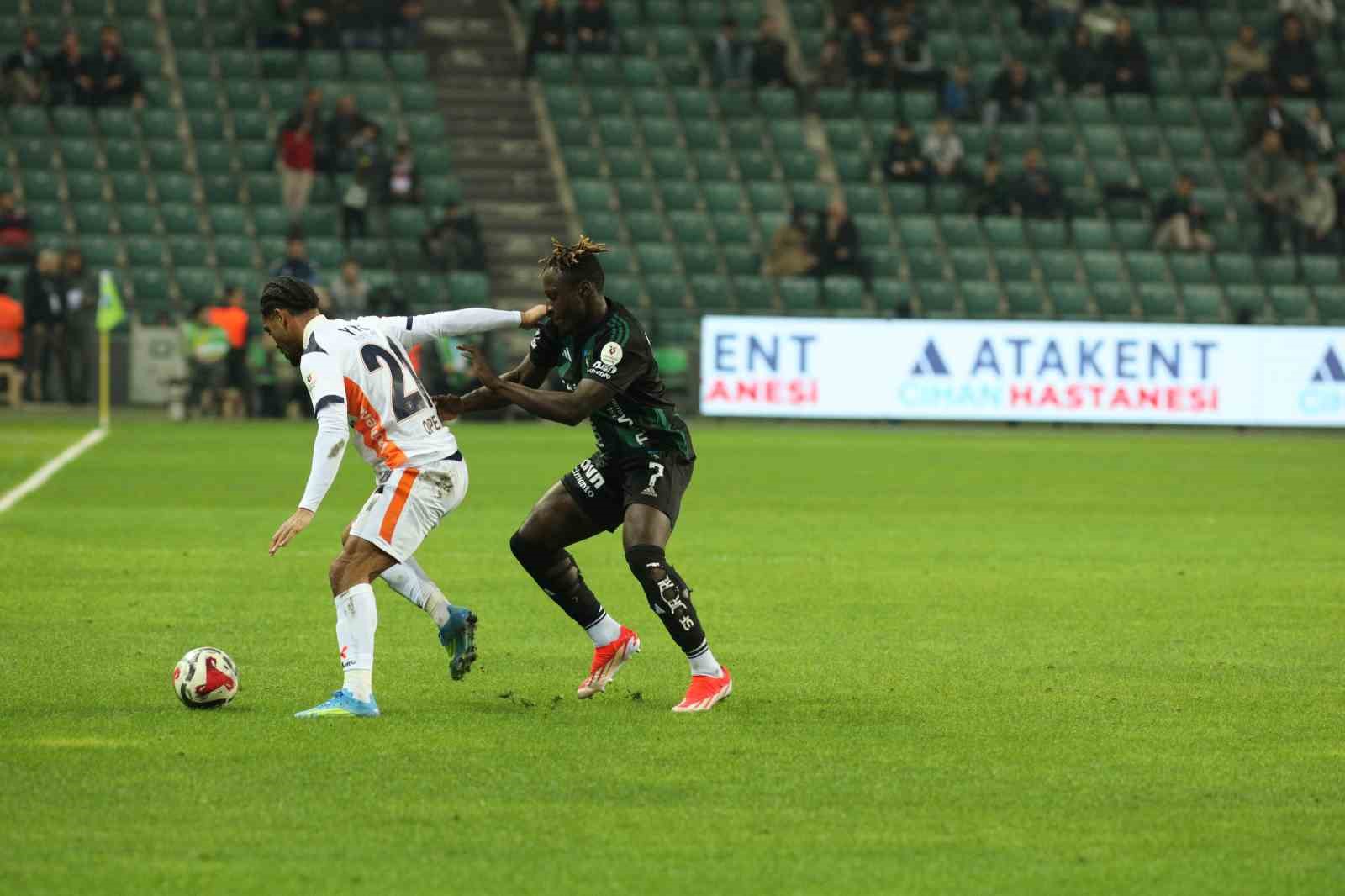Trendyol Süper Lig: Kocaelispor: 0 - Başakşehir: 0 (İlk yarı)
Trendyol Süper Lig: Kocaelispor: 0 - Başakşehir: 0 (İlk yarı)