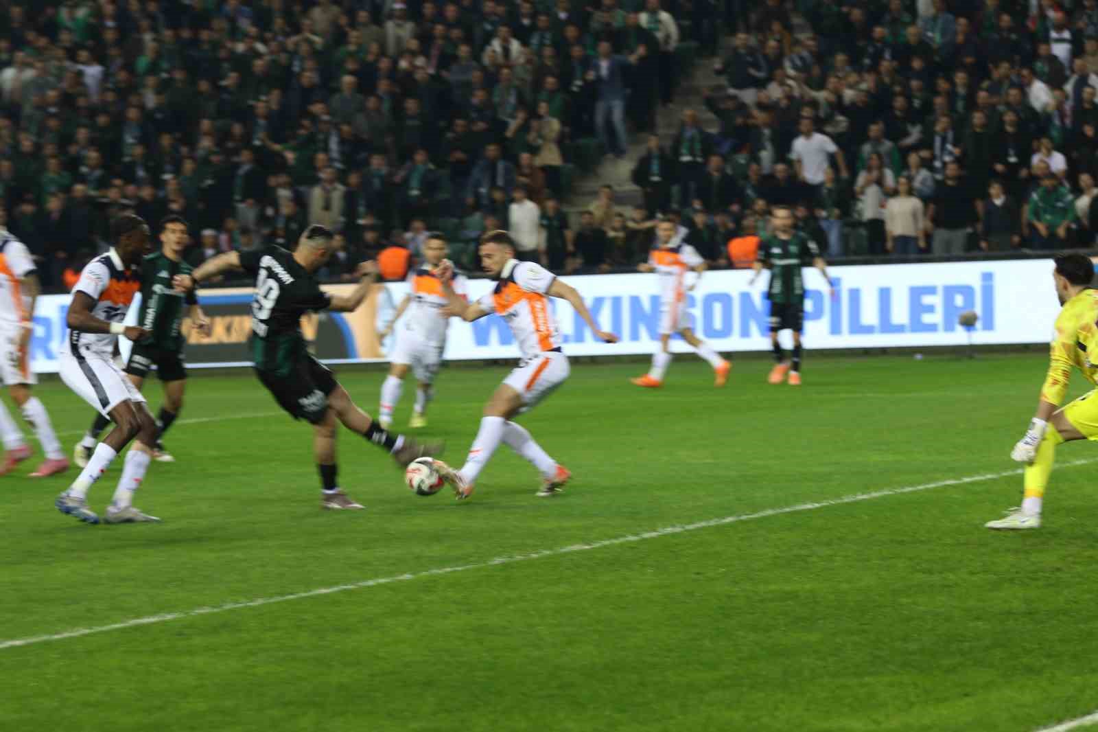 Trendyol Süper Lig: Kocaelispor: 0 - Başakşehir: 0 (Maç devam ediyor)
