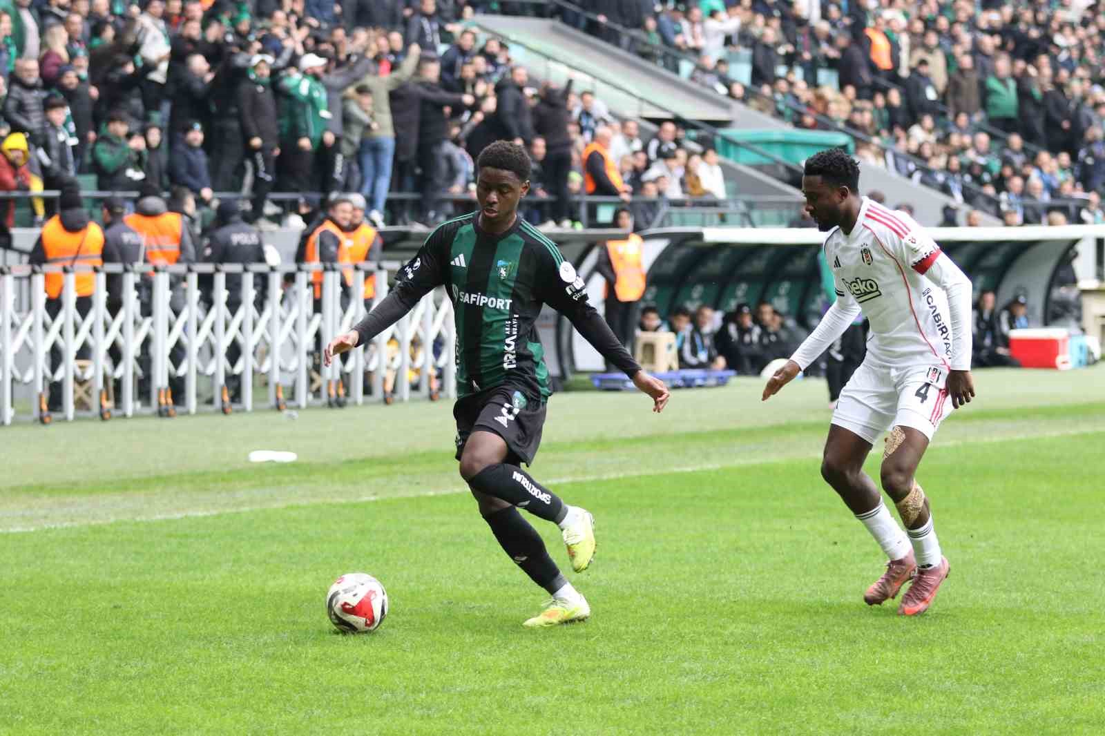 Trendyol Süper Lig: Kocaelispor: 0 - Beşiktaş: 0 (İlk yarı)

