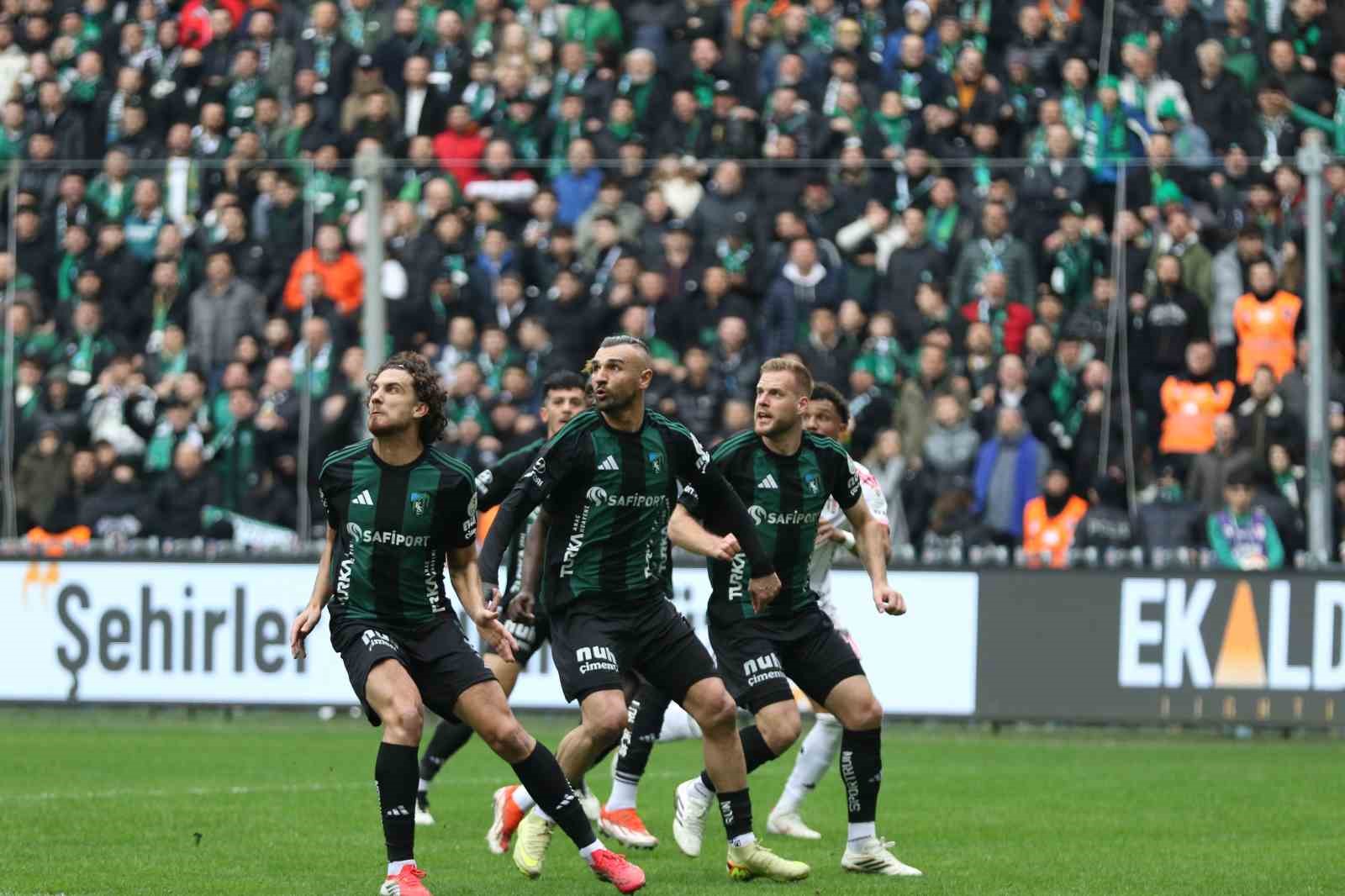 Trendyol Süper Lig: Kocaelispor: 0 - Beşiktaş: 0 (İlk yarı)

